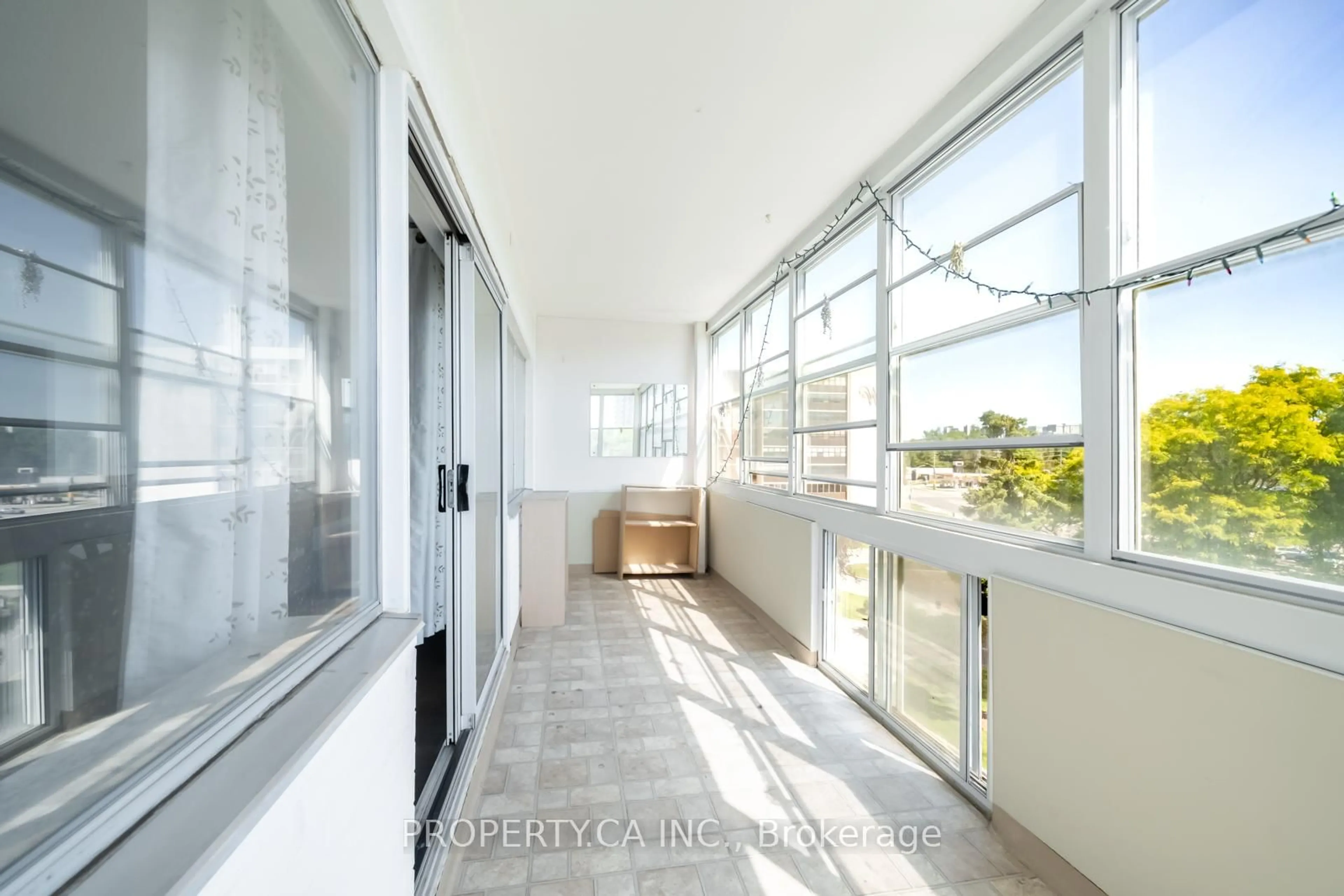 Indoor foyer for 45 Westmount Rd #404, Waterloo Ontario N2L 2R3