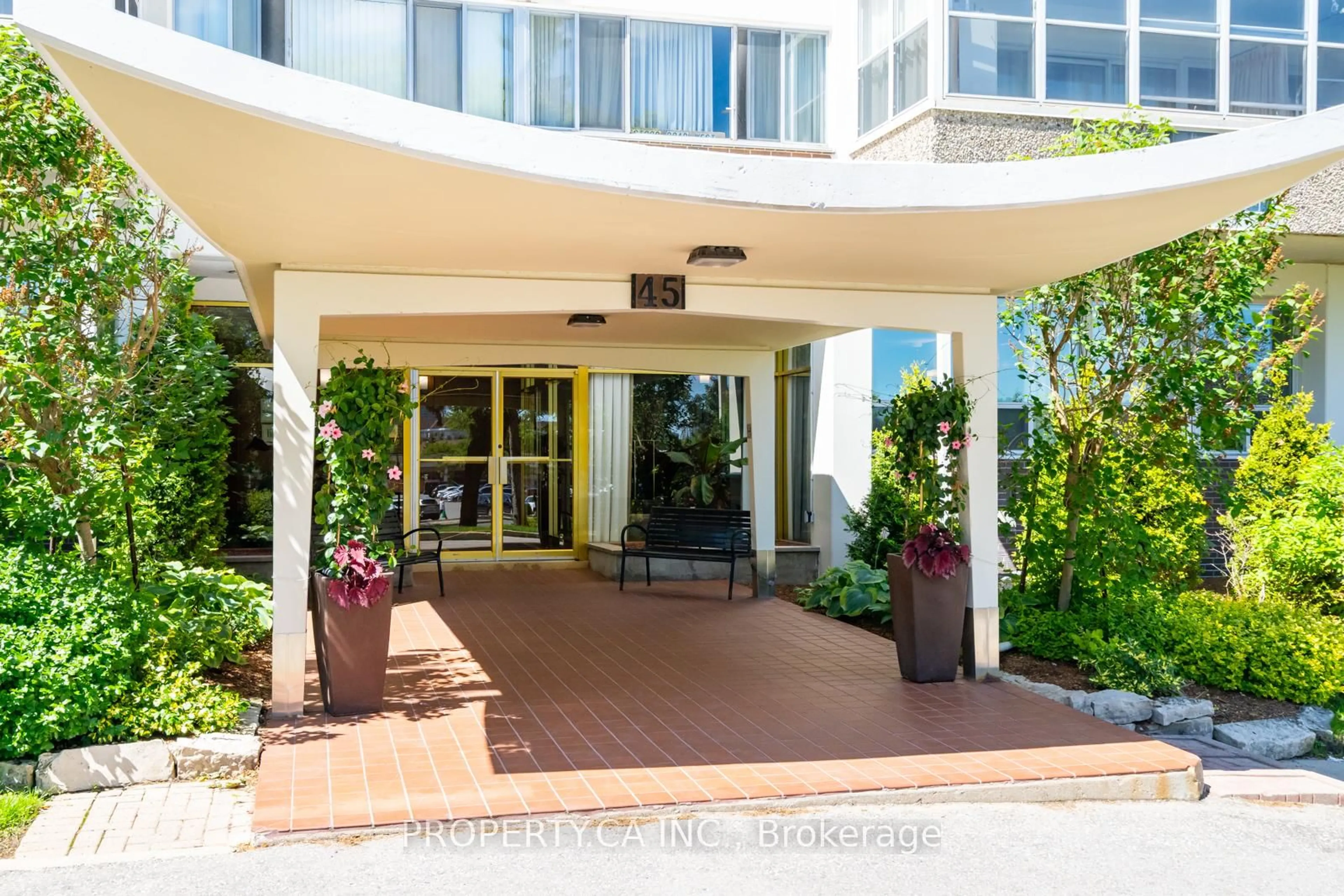 Indoor foyer for 45 Westmount Rd #404, Waterloo Ontario N2L 2R3