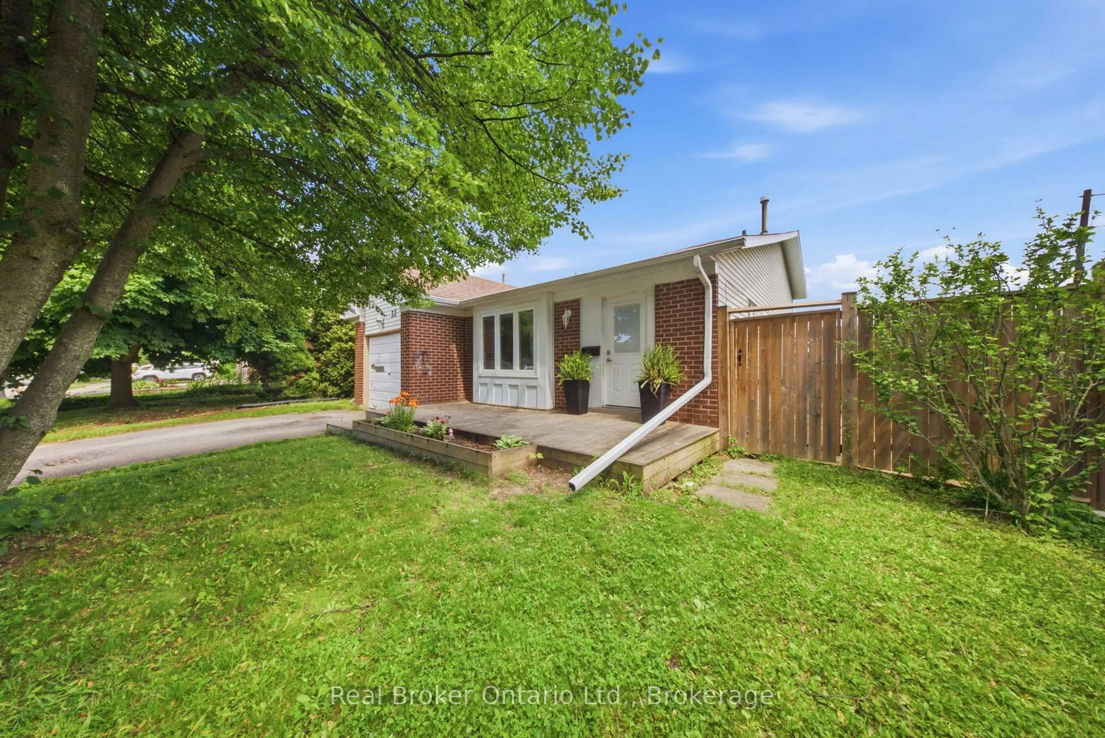 A pic from outside/outdoor area/front of a property/back of a property/a pic from drone, street for 33 Hallmark St, Brantford Ontario N3P 1A6