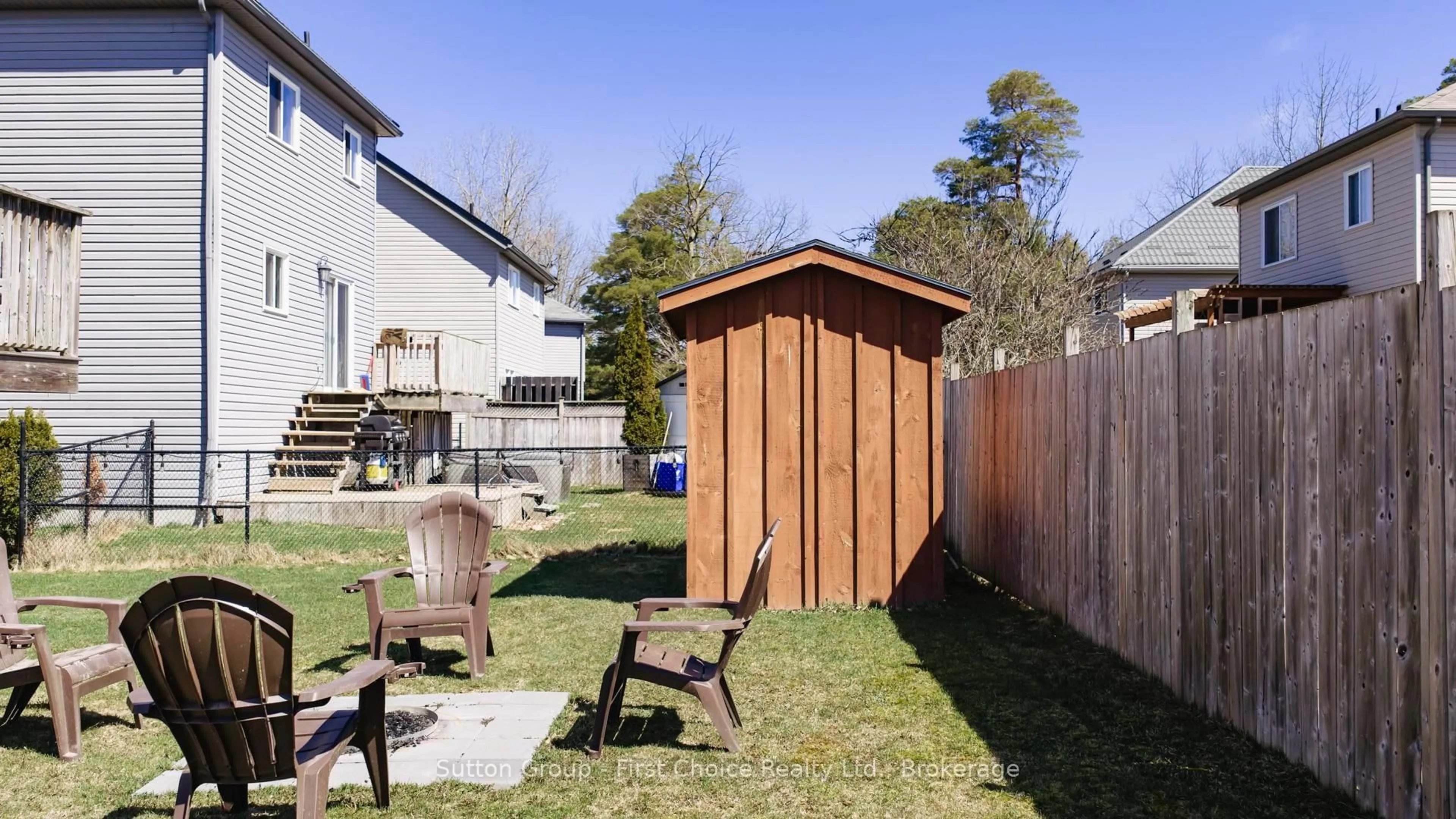 Patio, street for 670 Reid Cres, North Perth Ontario N4W 0A1