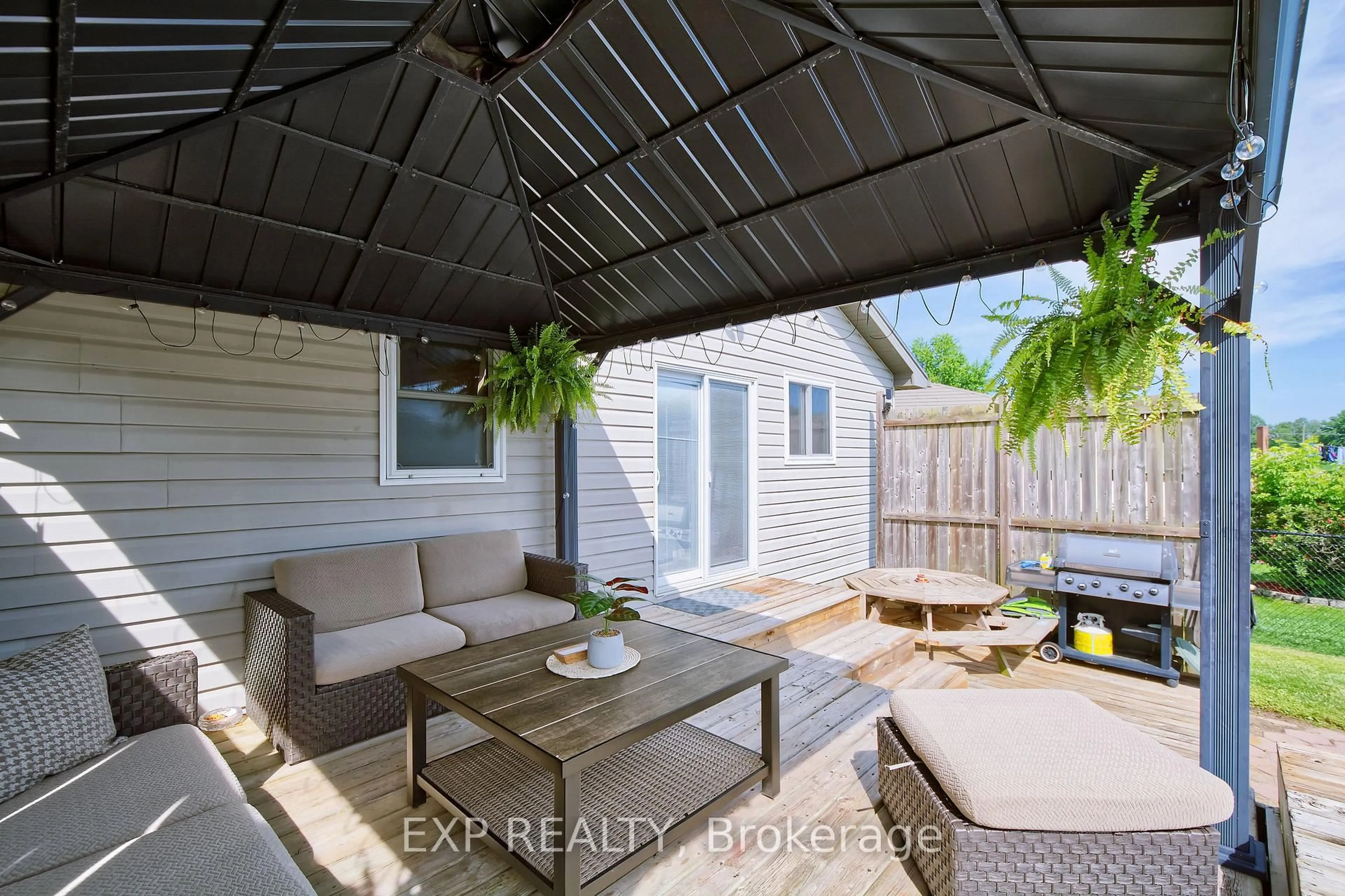 Patio, street for 8 Rebecca Dr, Aylmer Ontario N5H 3G4