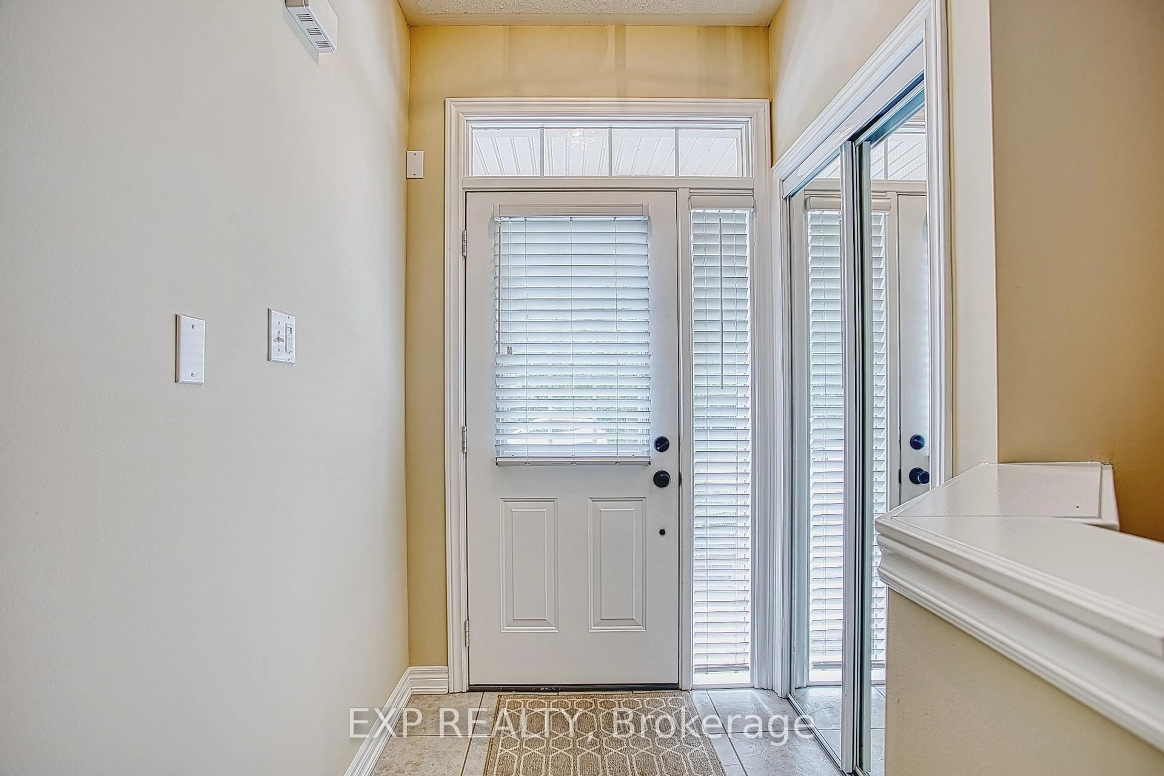 Indoor entryway for 25 Hartland Rd, Hamilton Ontario L8E 6C4