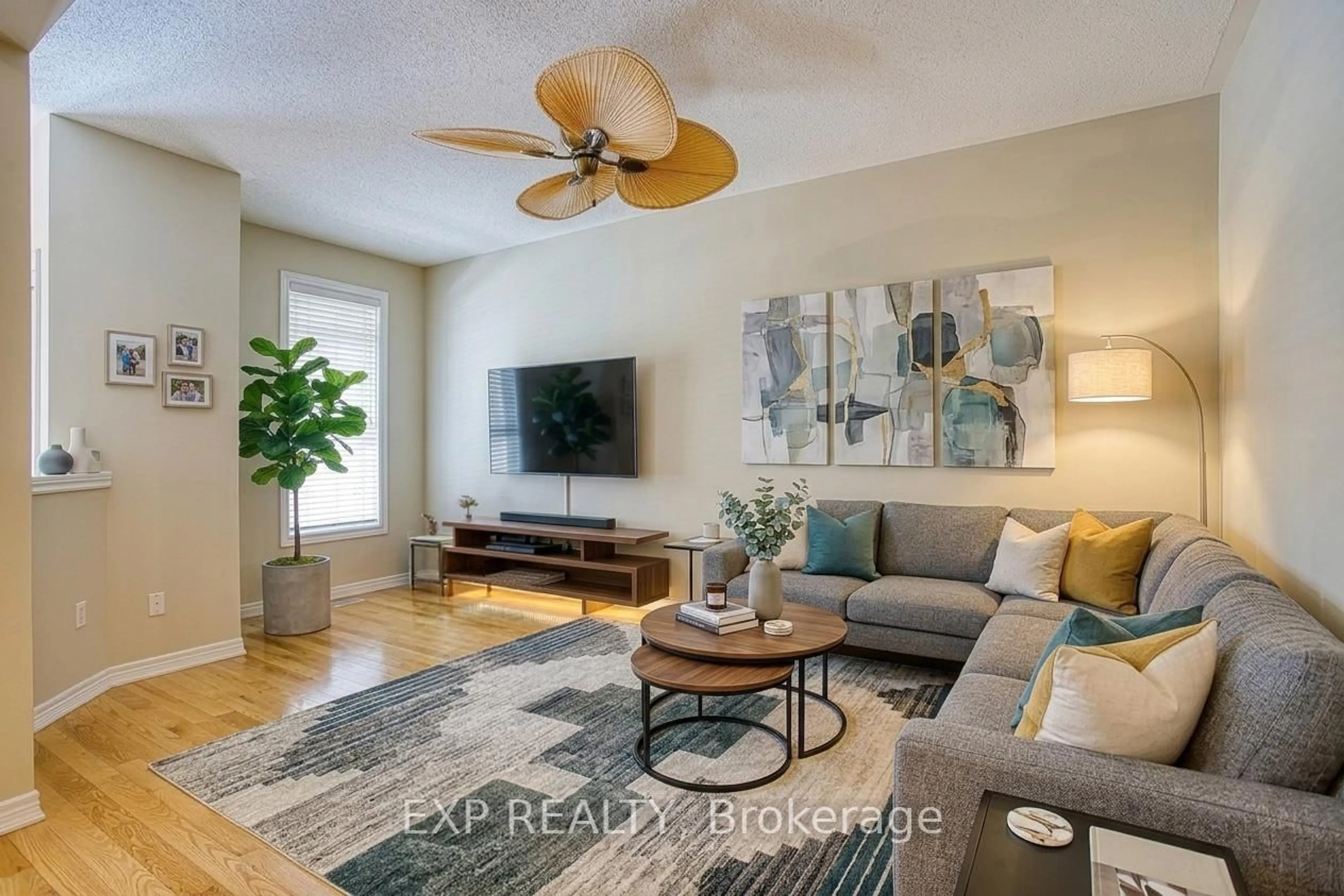 Living room with furniture, unknown for 25 Hartland Rd, Hamilton Ontario L8E 6C4