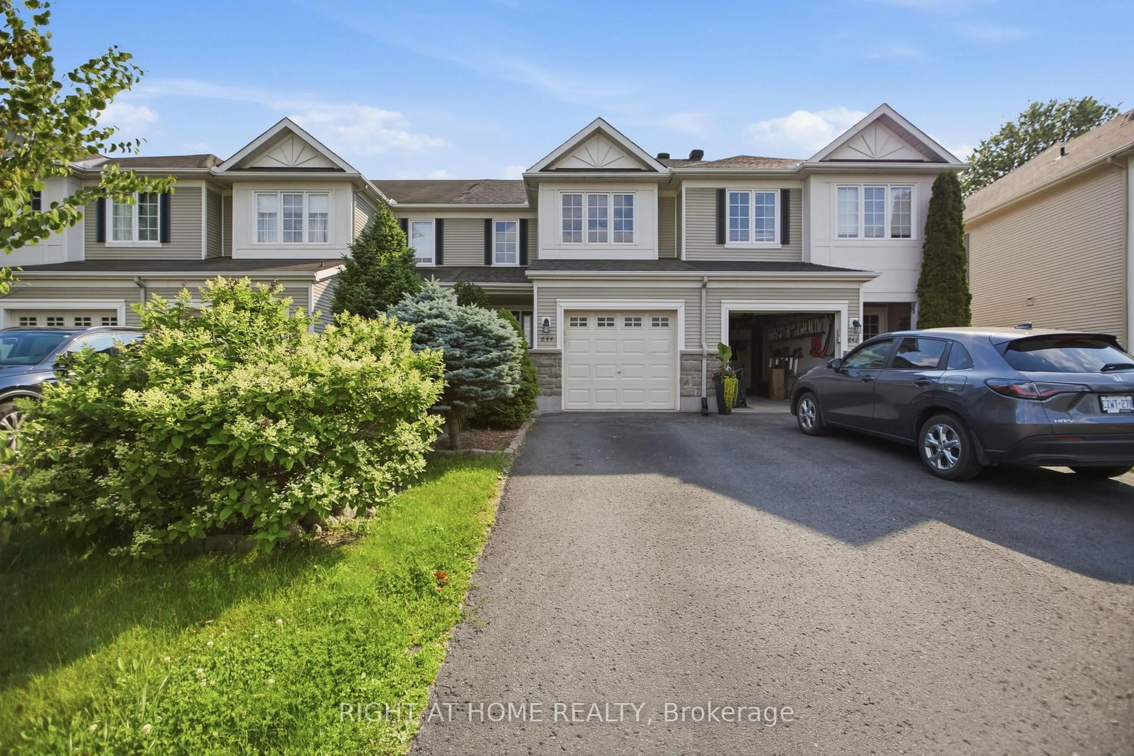 A pic from outside/outdoor area/front of a property/back of a property/a pic from drone, street for 644 Kilbirnie Dr, Ottawa Ontario K2J 0G8