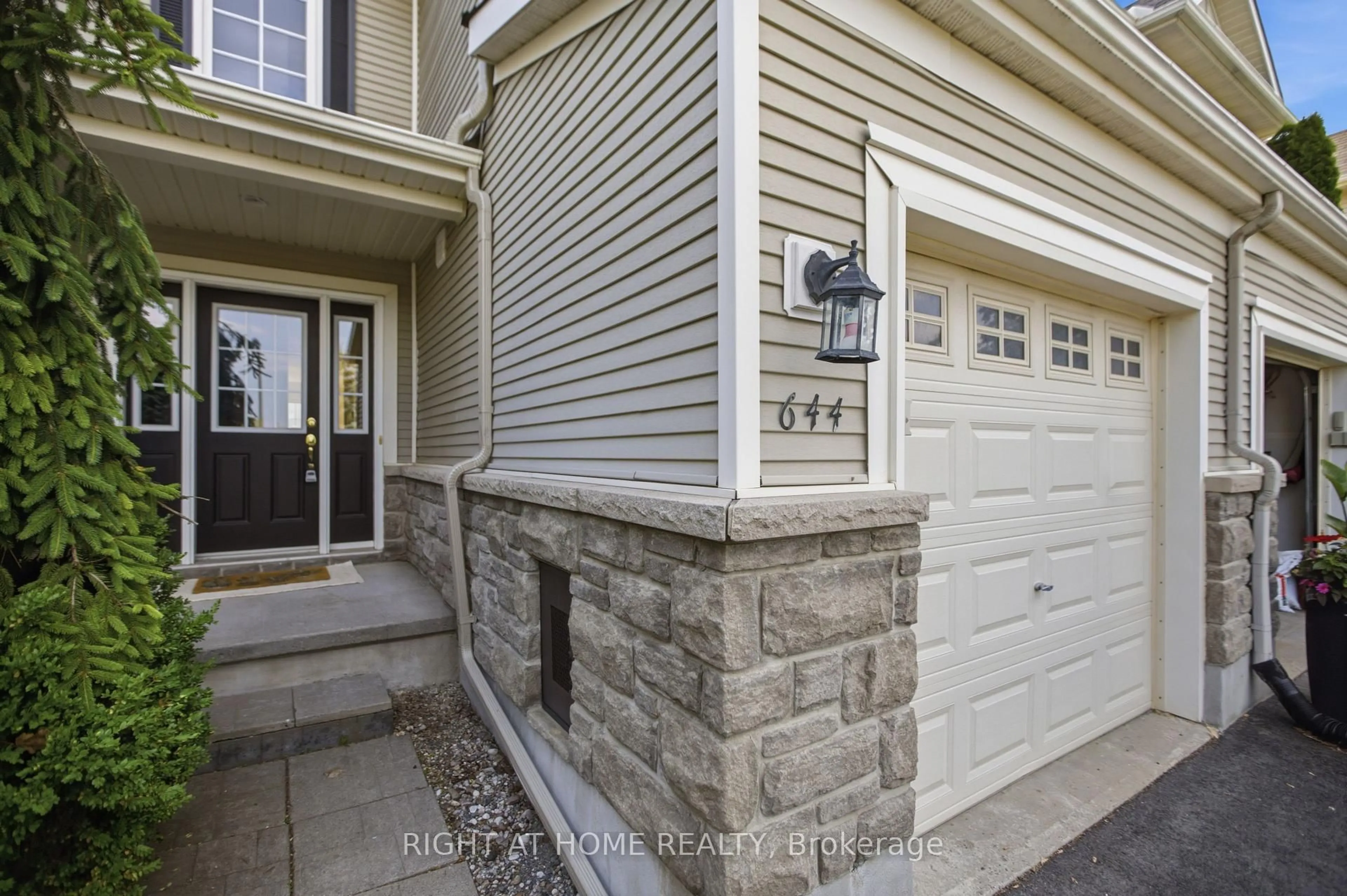 Indoor entryway for 644 Kilbirnie Dr, Ottawa Ontario K2J 0G8