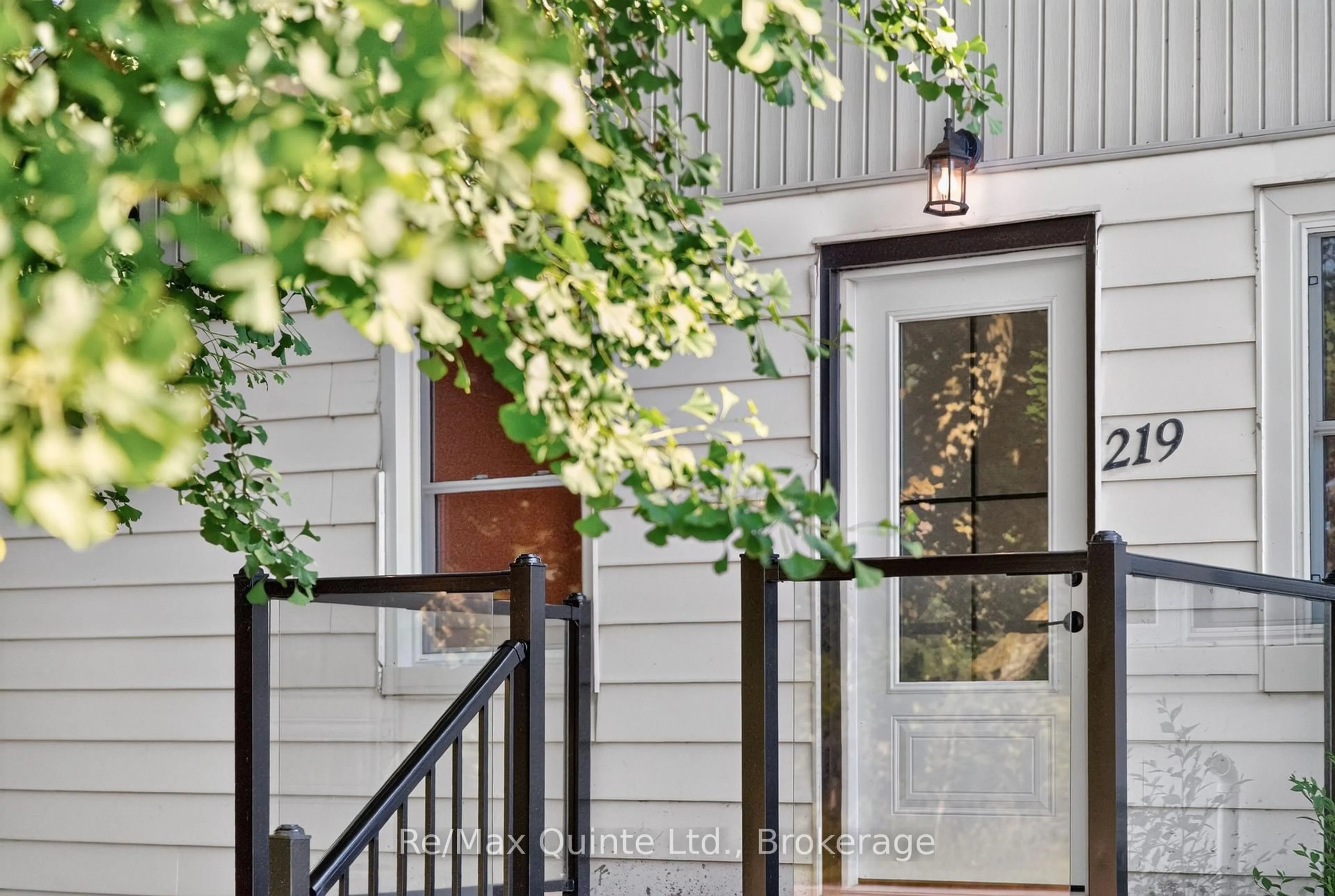 Indoor entryway for 219 Marmora St, Quinte West Ontario K8V 2J8