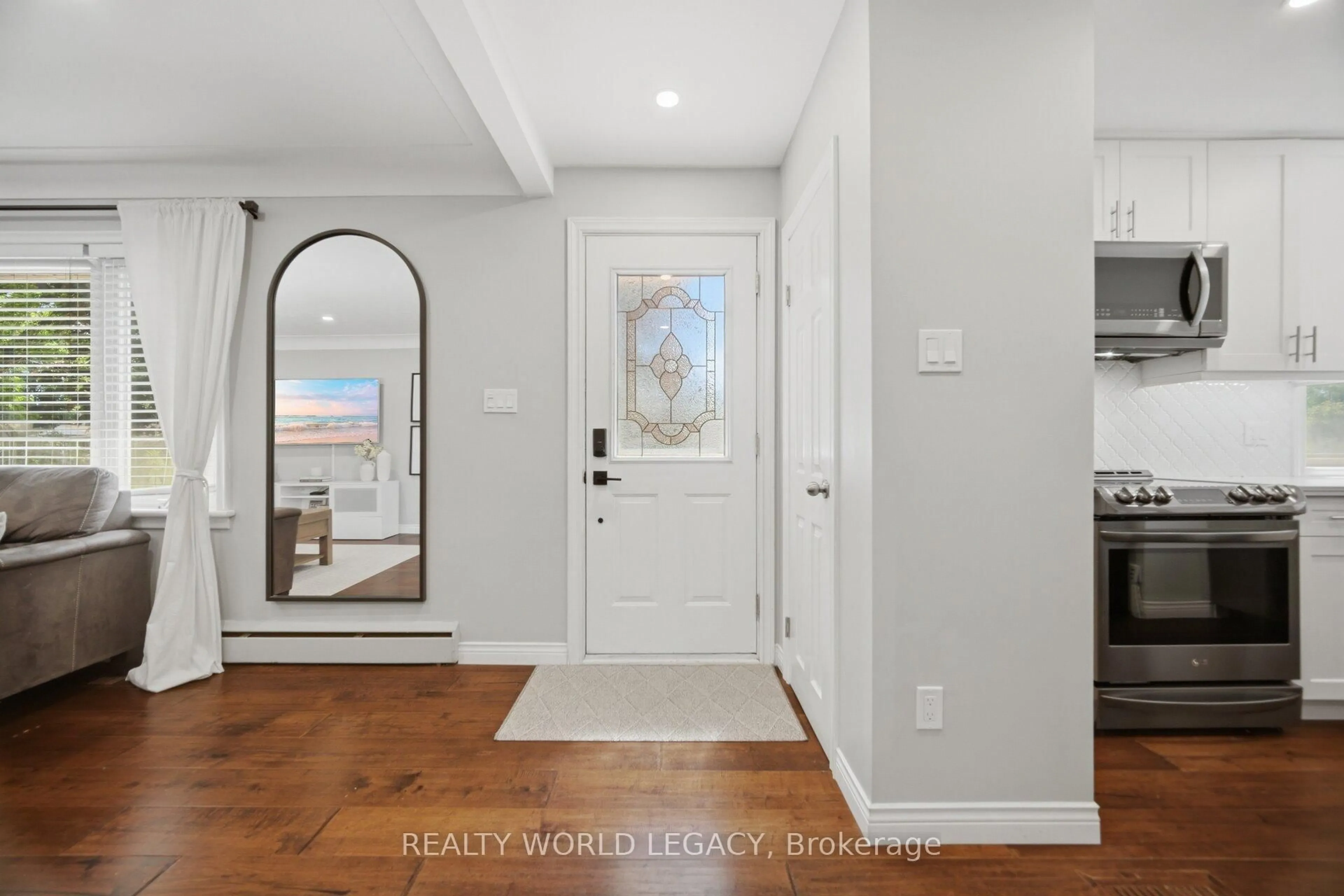 Indoor entryway for 664 Upper Ottawa St, Hamilton Ontario L8T 3T5