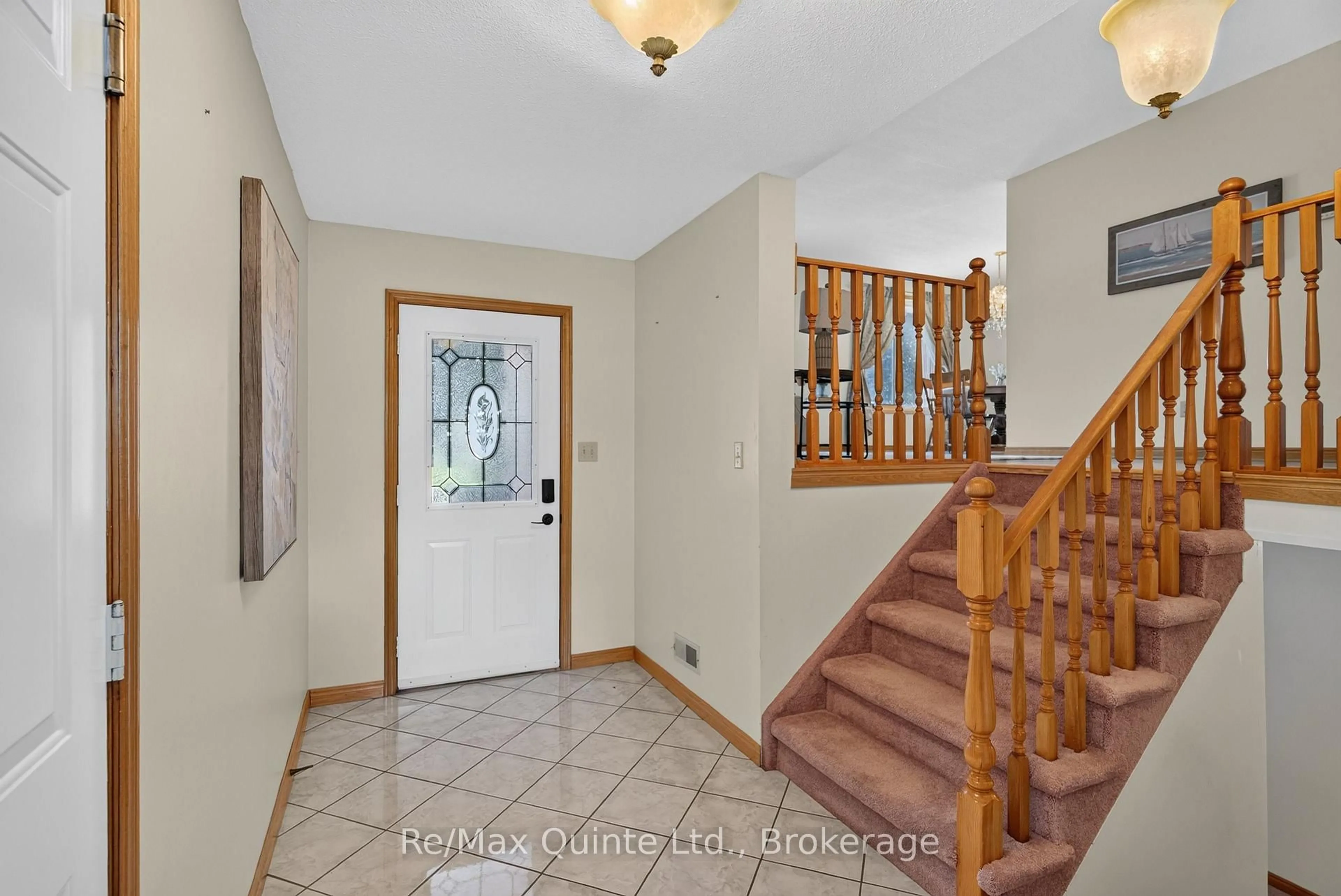 Indoor entryway for 83 Parkview Hts, Quinte West Ontario K8V 5T9