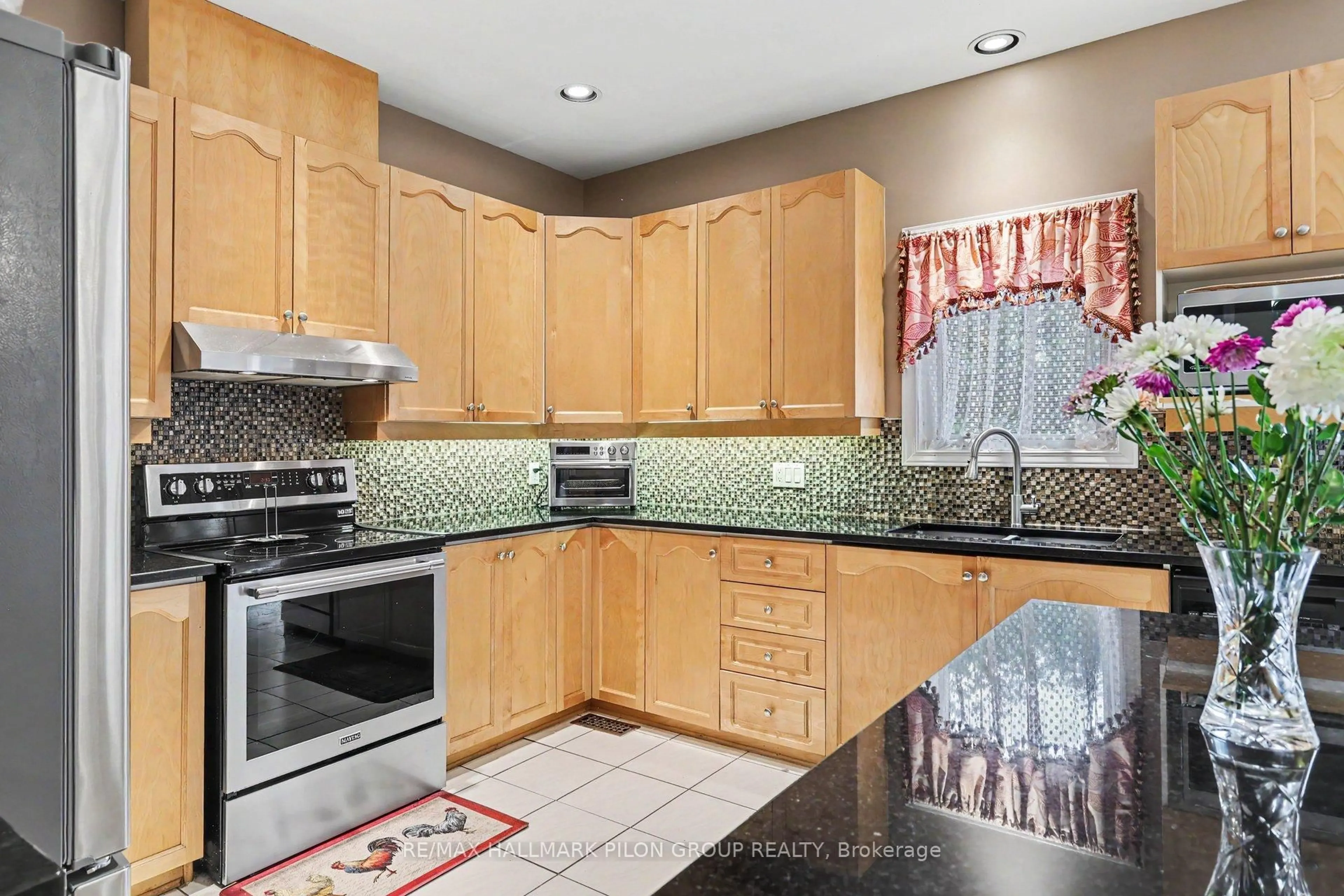 Standard kitchen, ceramic/tile floor for 2039 Calico Cres, Ottawa Ontario K4A 4L7