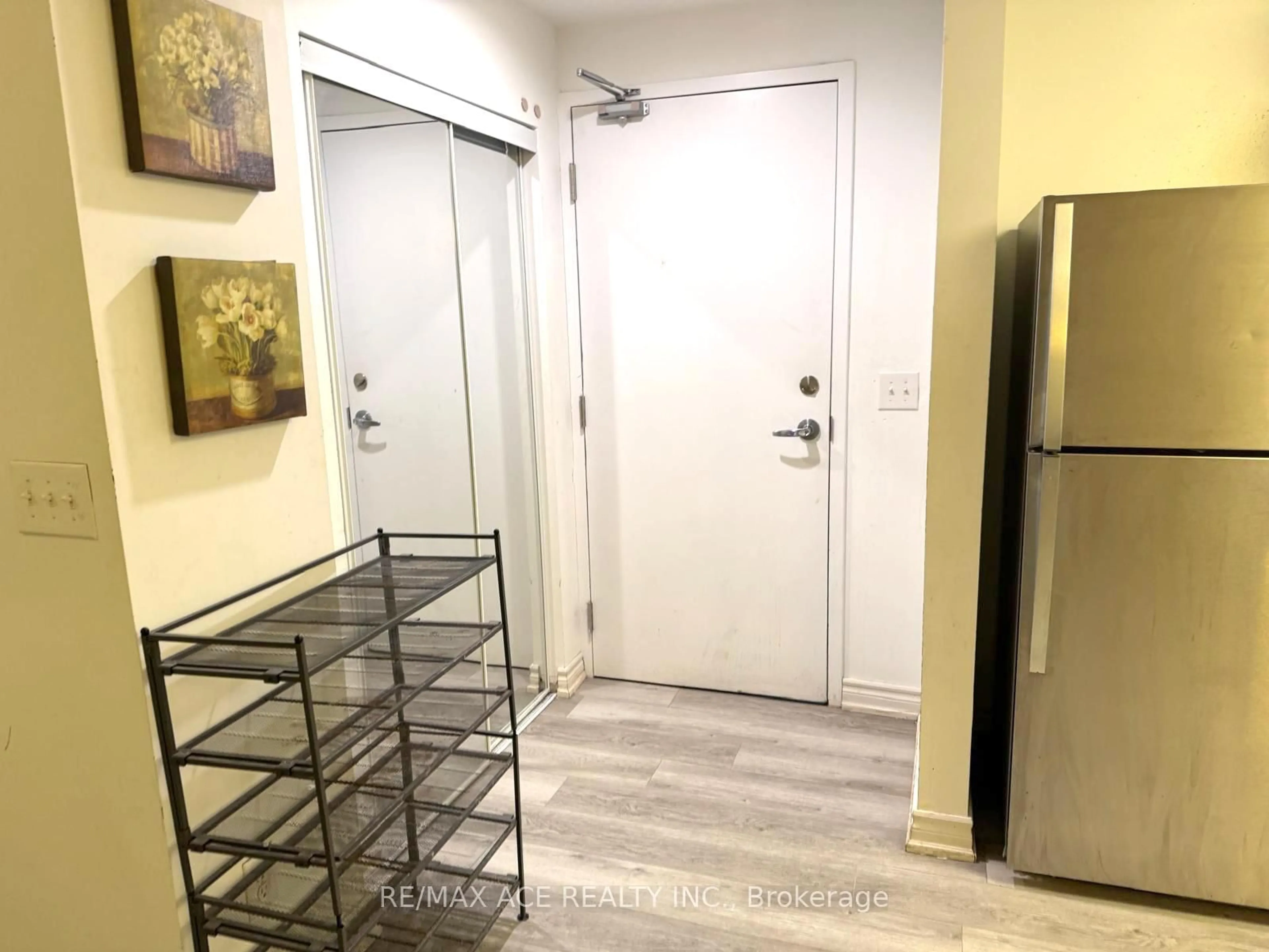 Indoor entryway for 158 King St #504, Waterloo Ontario N2J 0E5