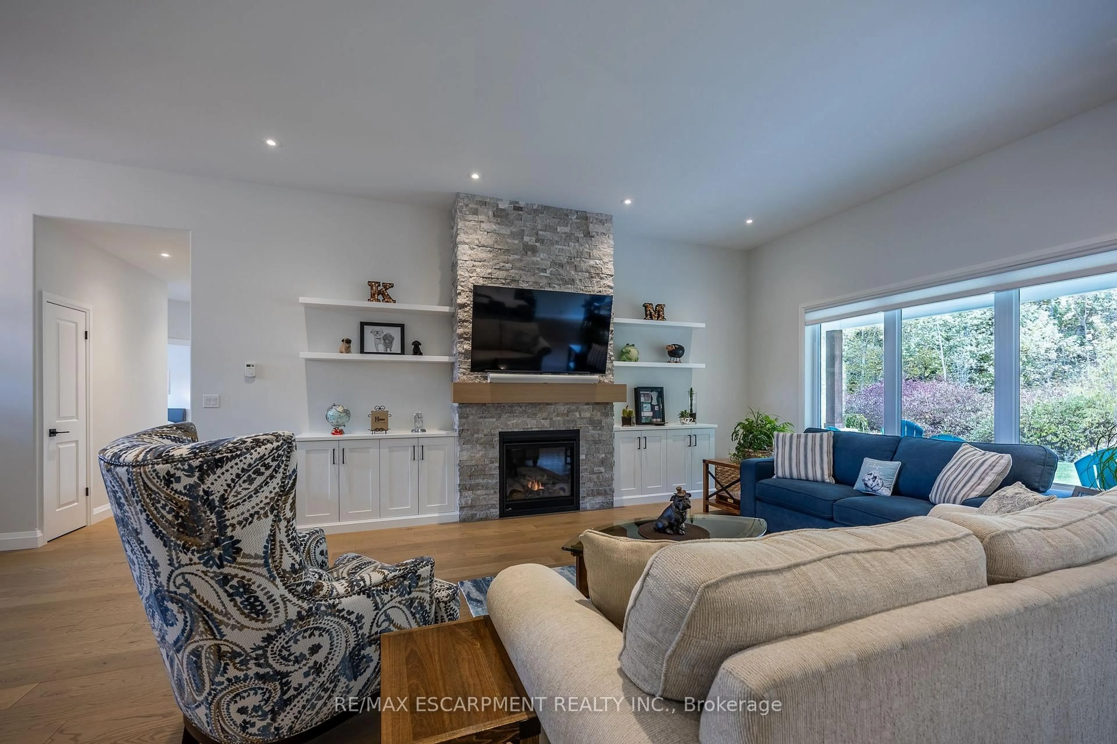 Living room with furniture, unknown for 120 Newport Lane, Norfolk Ontario N0A 1N7