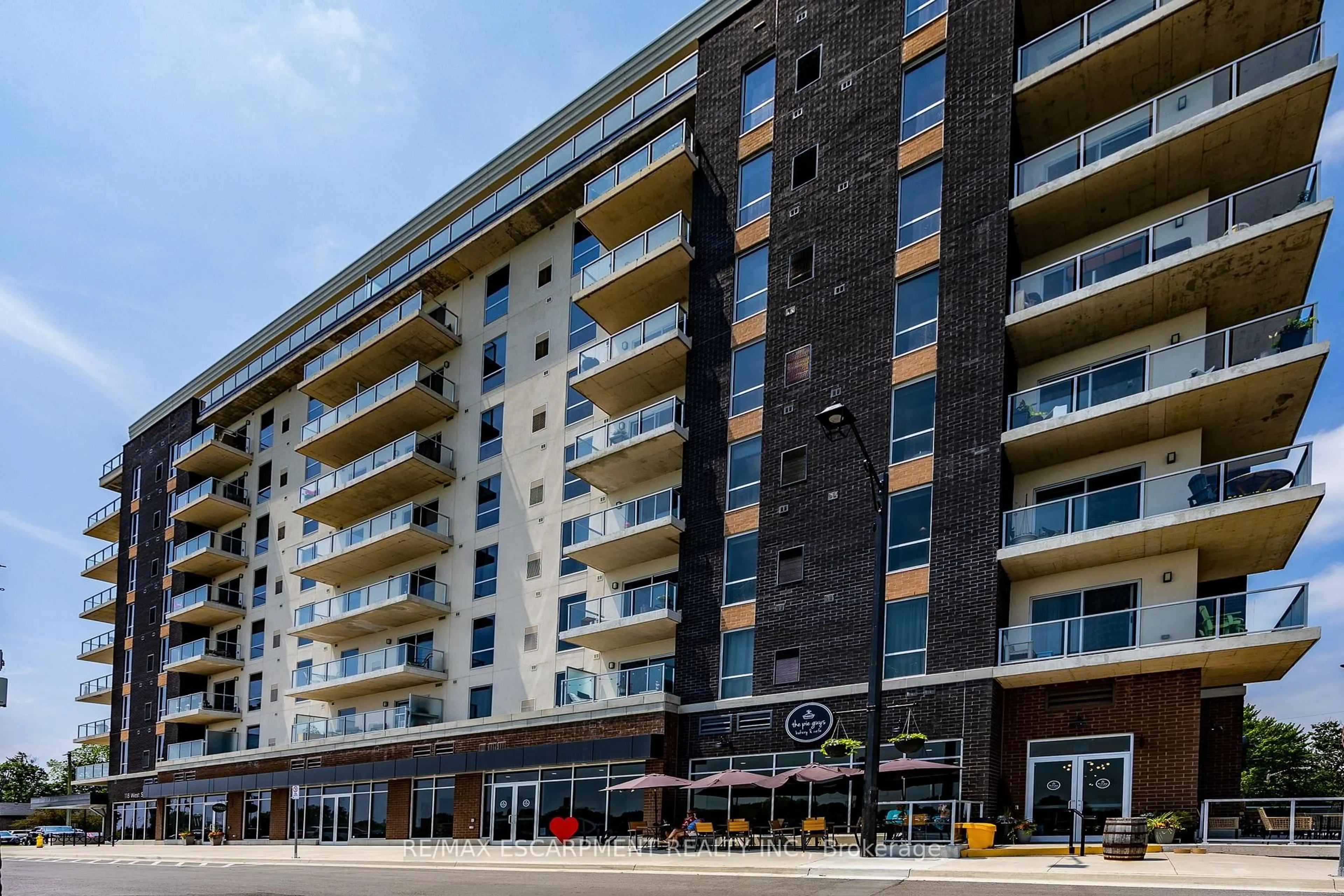 Patio, building for 118 West St #201, Port Colborne Ontario L3K 4E6