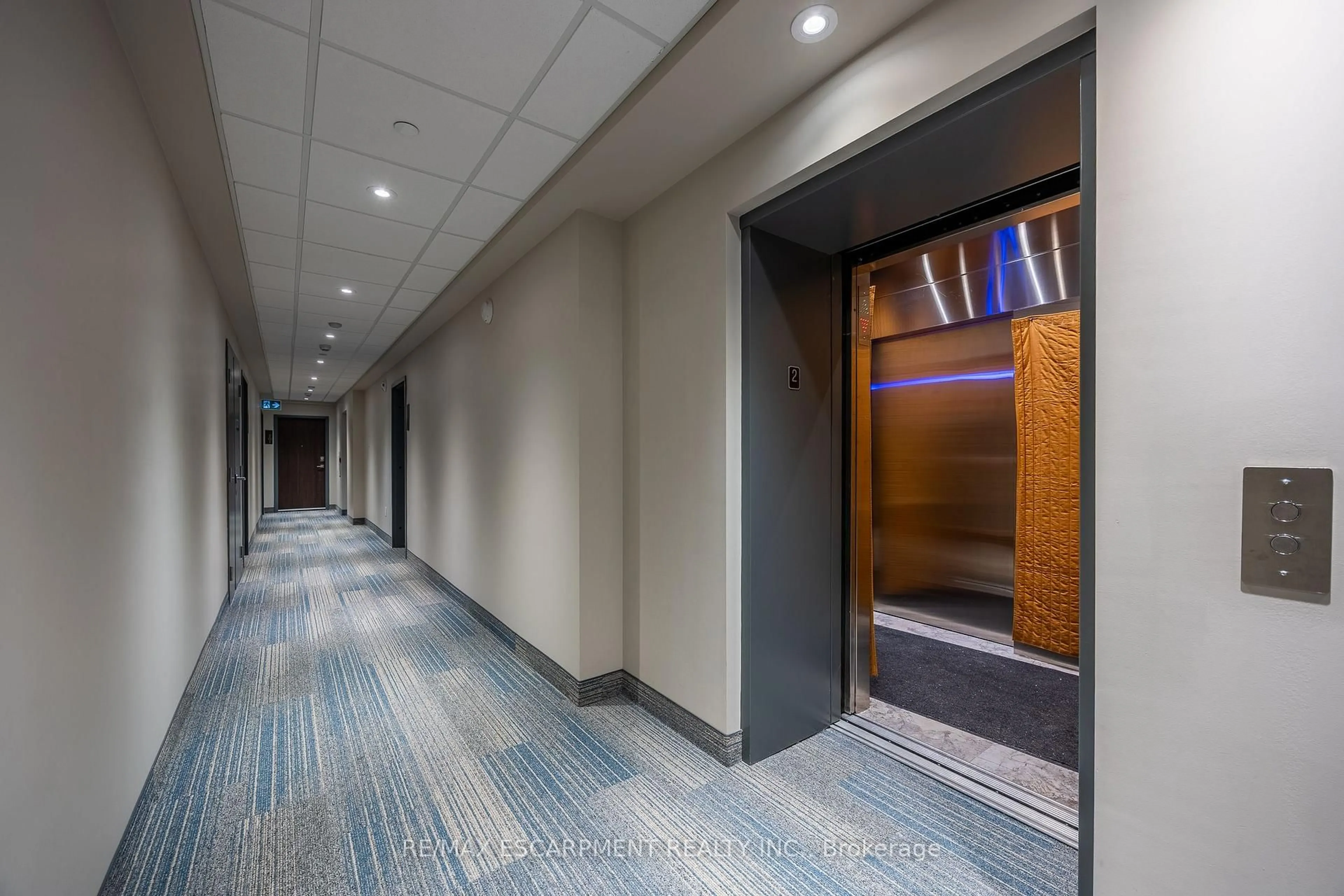 Indoor foyer for 118 West St #201, Port Colborne Ontario L3K 4E6