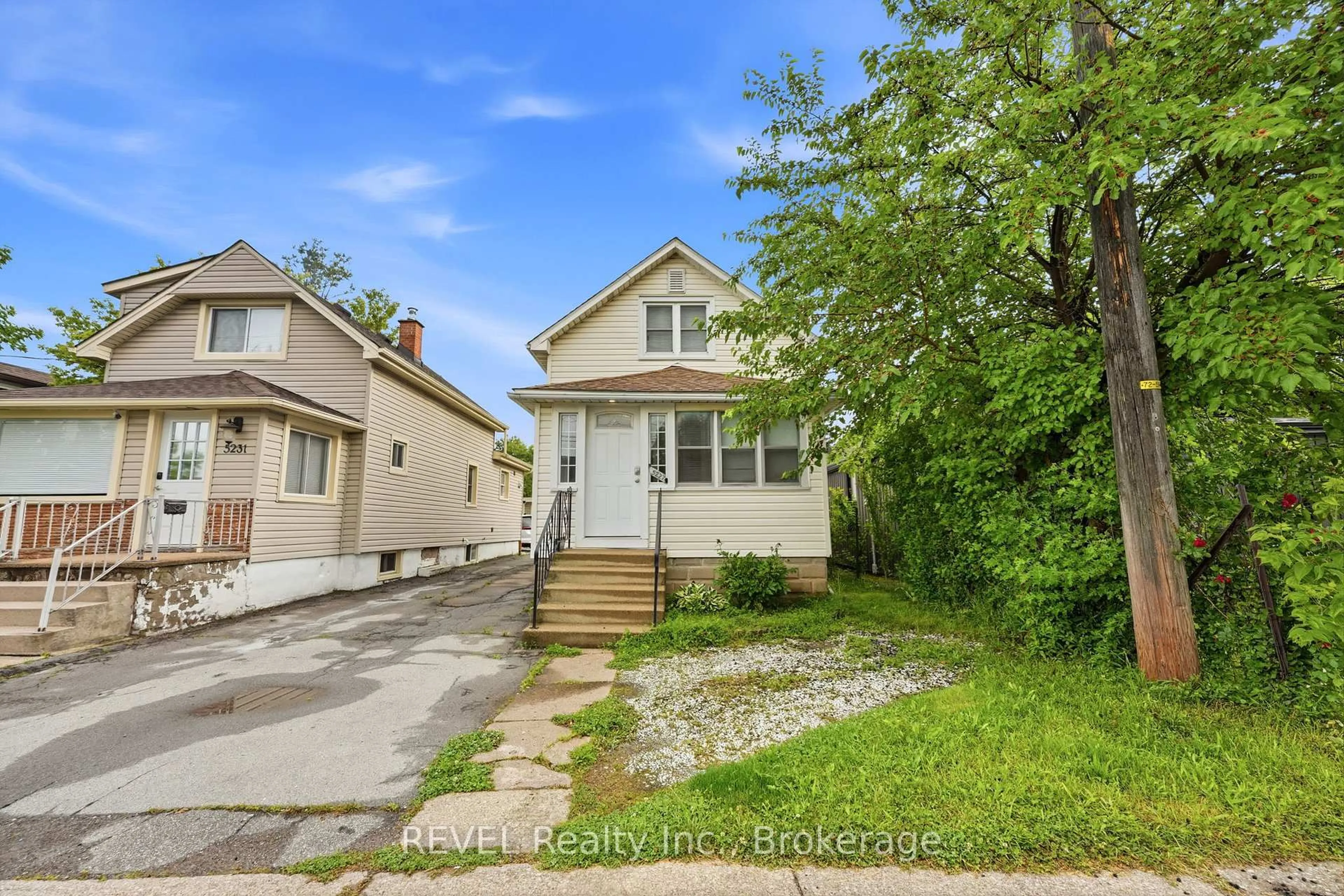 A pic from outside/outdoor area/front of a property/back of a property/a pic from drone, street for 5227 Kitchener St, Niagara Falls Ontario L2G 1B4