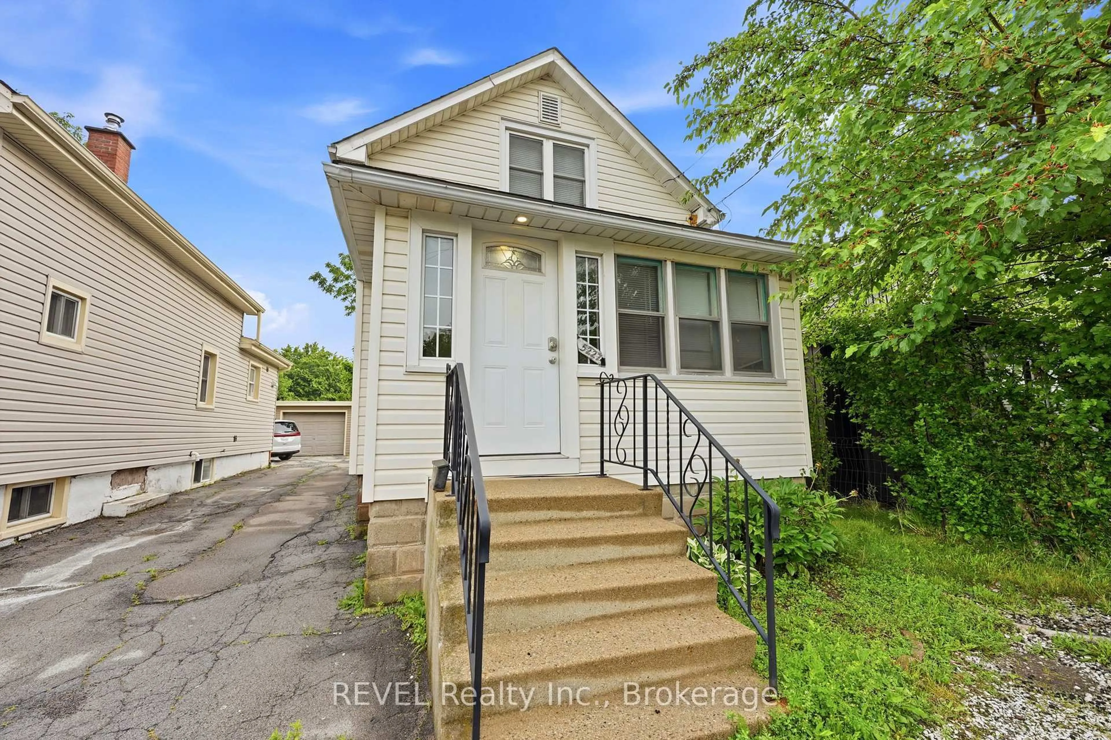 Home with vinyl exterior material, street for 5227 Kitchener St, Niagara Falls Ontario L2G 1B4