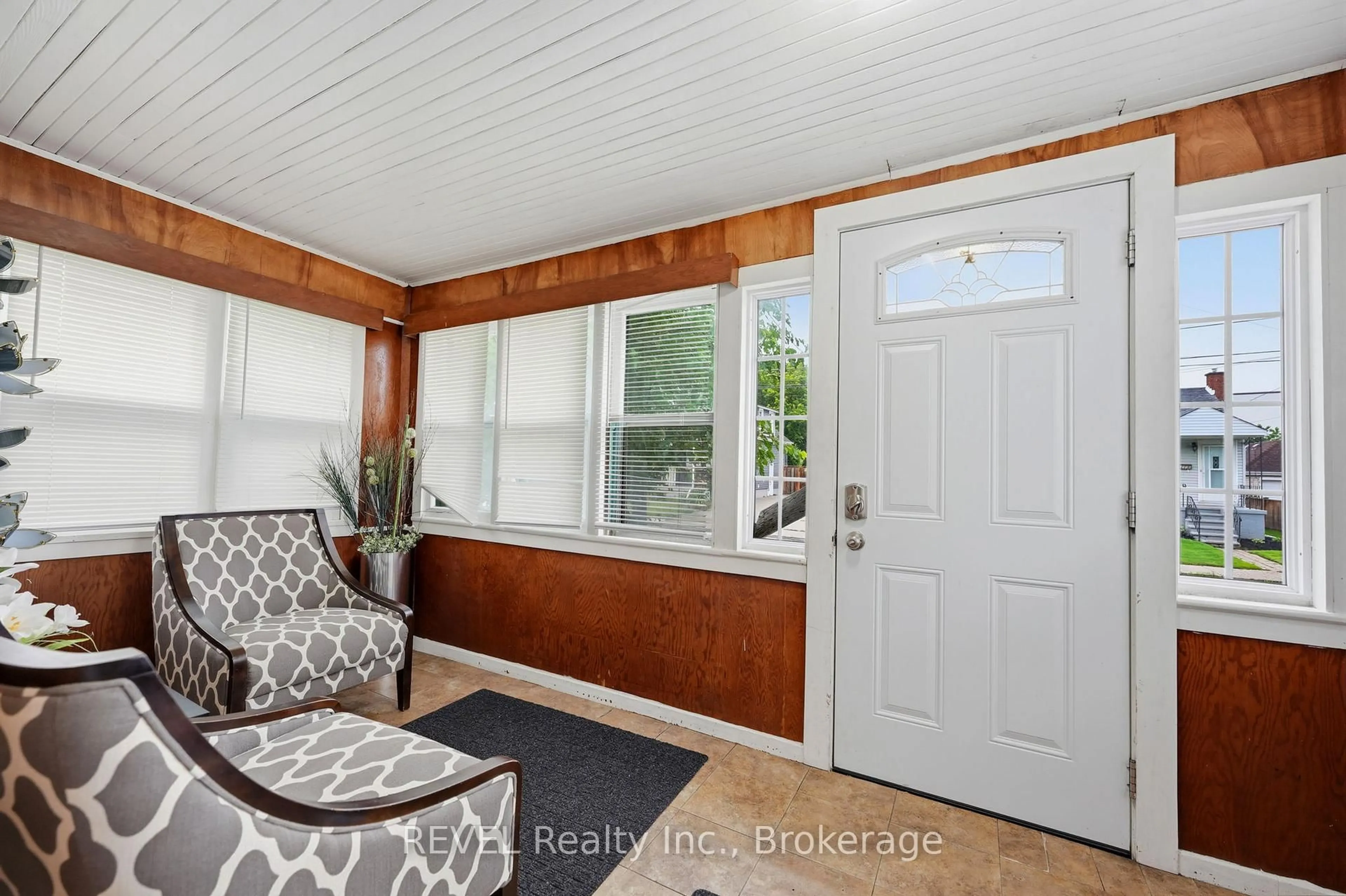 Indoor entryway for 5227 Kitchener St, Niagara Falls Ontario L2G 1B4