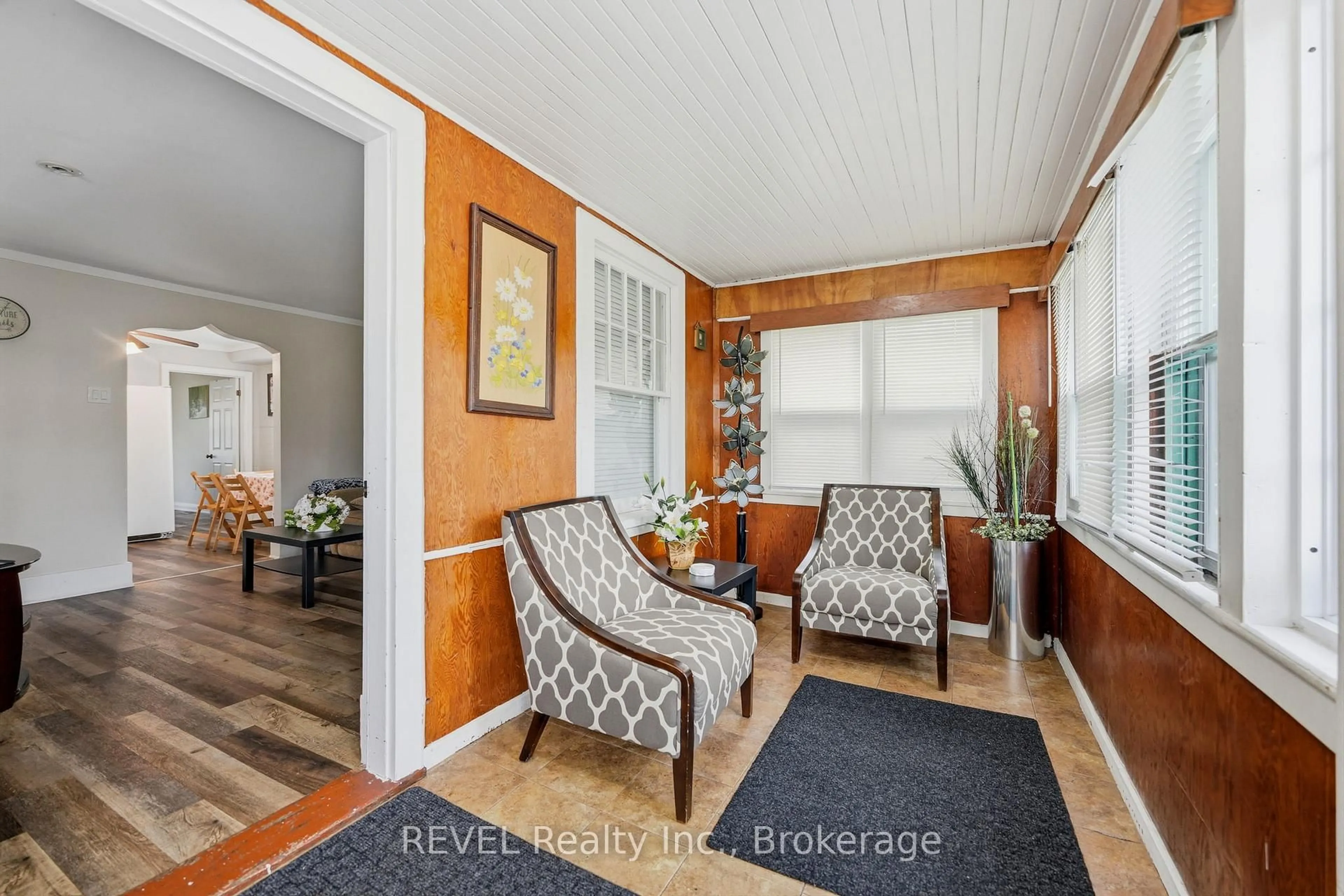 Indoor entryway for 5227 Kitchener St, Niagara Falls Ontario L2G 1B4