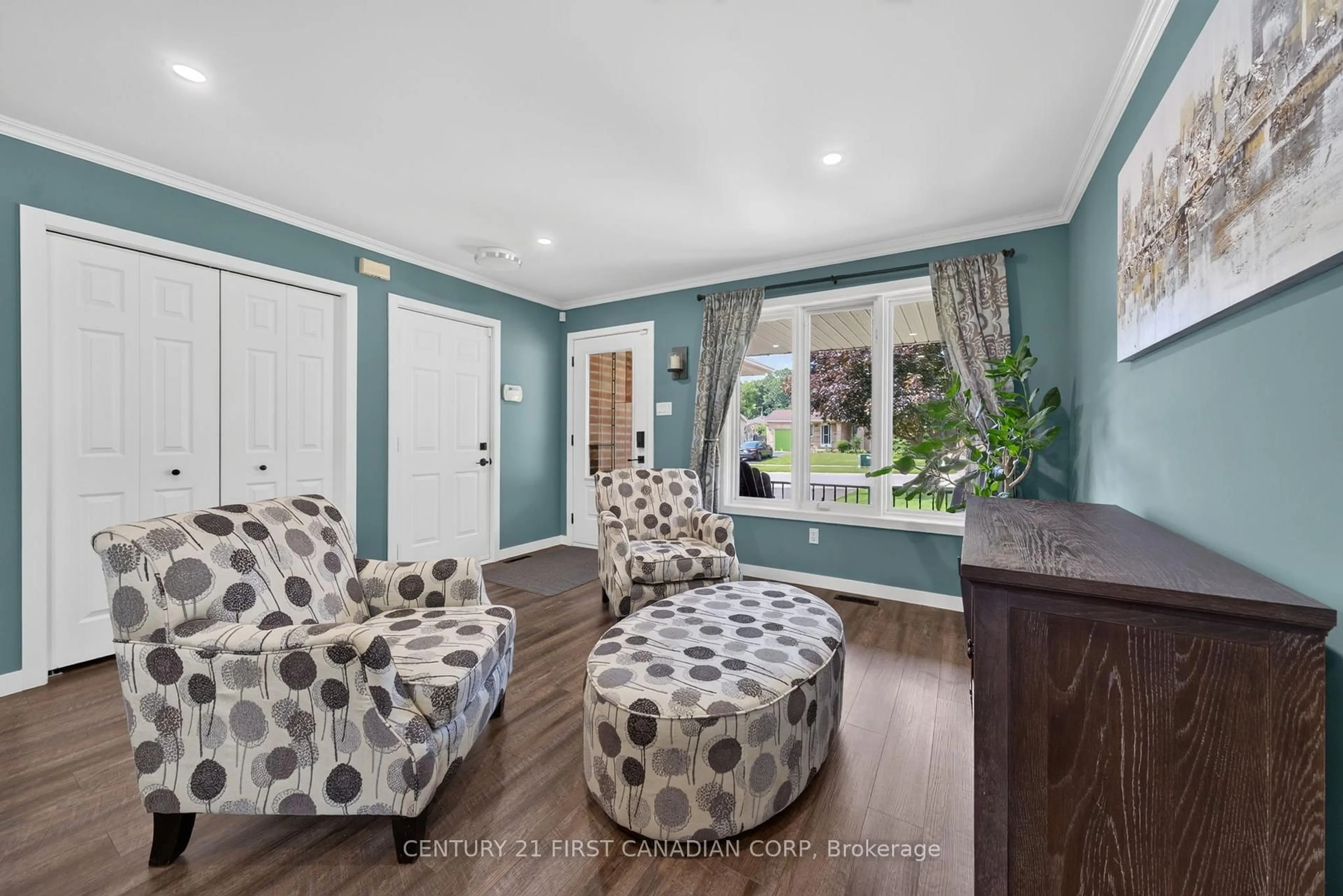 Living room with furniture, unknown for 237 Parkview Dr, Strathroy-Caradoc Ontario N7G 4C1