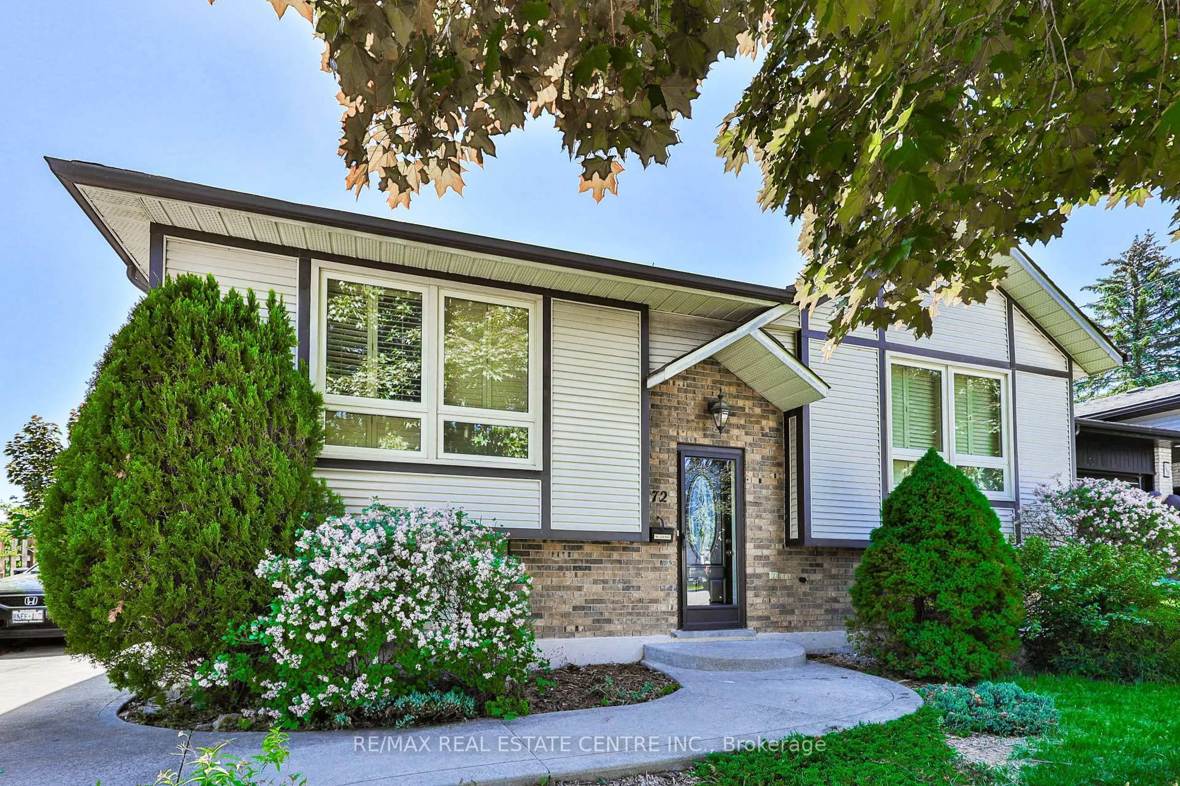Home with vinyl exterior material, street for 172 Hanover Pl, Hamilton Ontario L8K 5X6