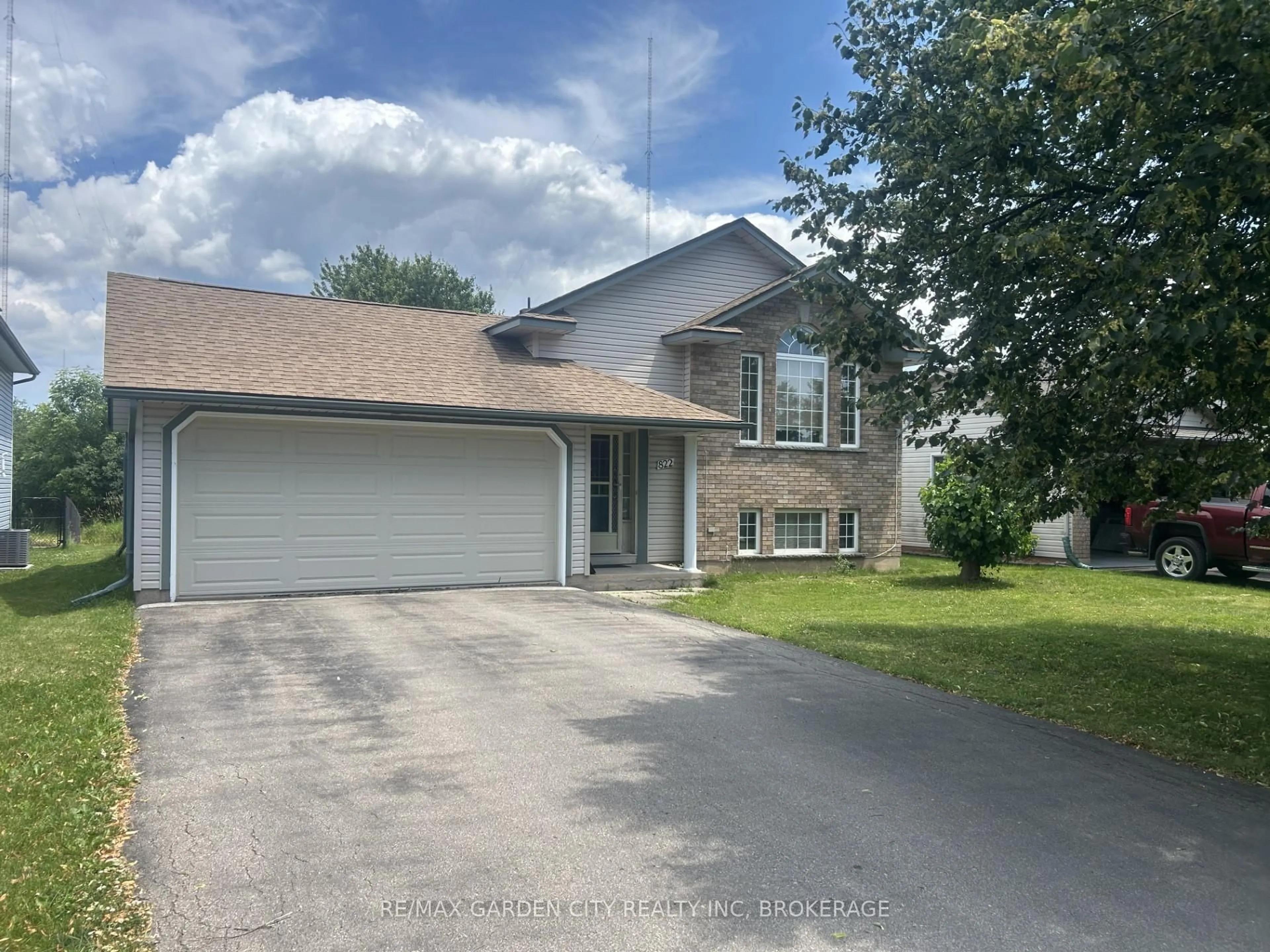A pic from outside/outdoor area/front of a property/back of a property/a pic from drone, street for 822 Woodside Crt, Fort Erie Ontario L2A 6R5