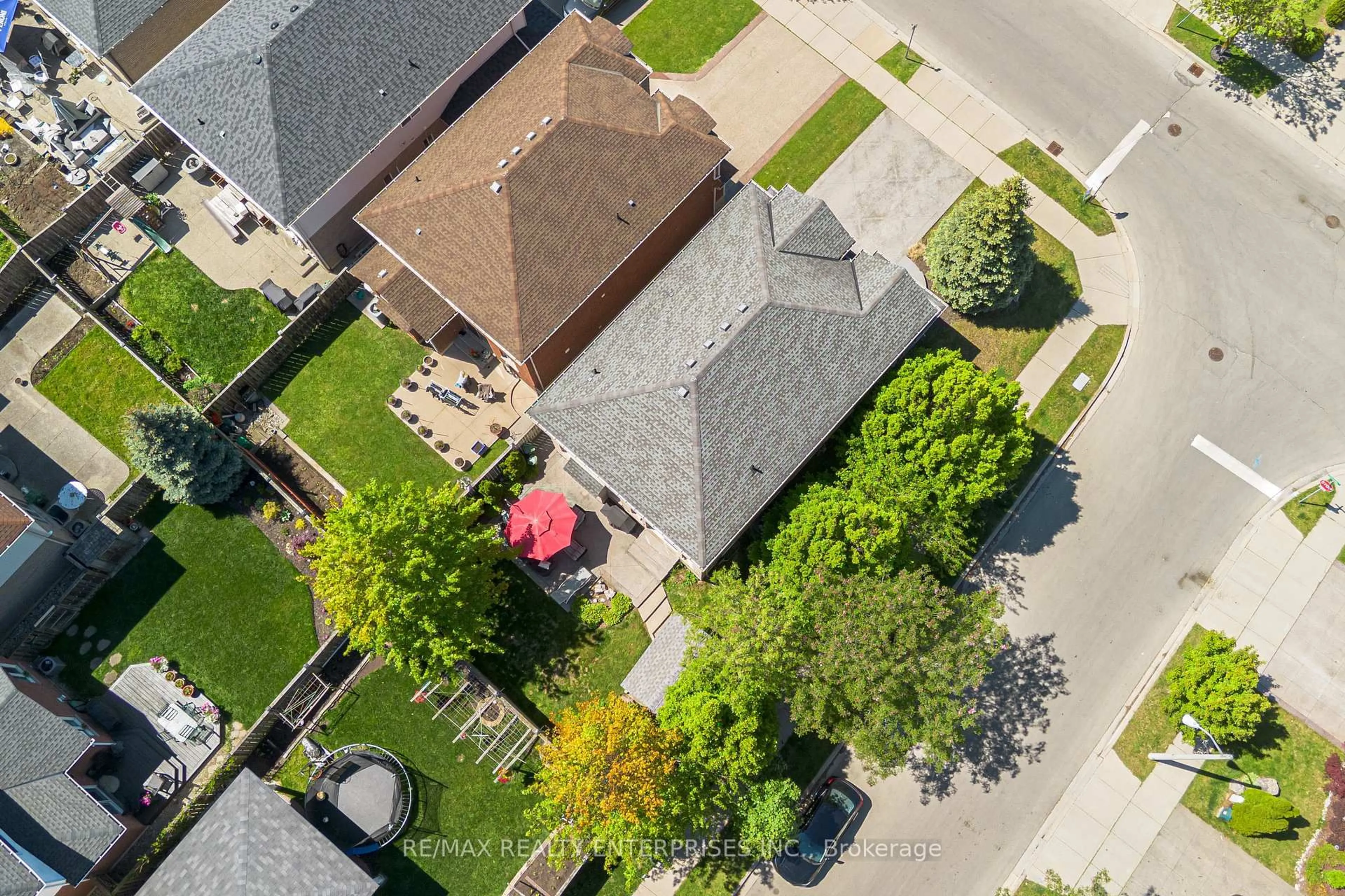 A pic from outside/outdoor area/front of a property/back of a property/a pic from drone, street for 444 Dicenzo Dr, Hamilton Ontario L9B 0B3