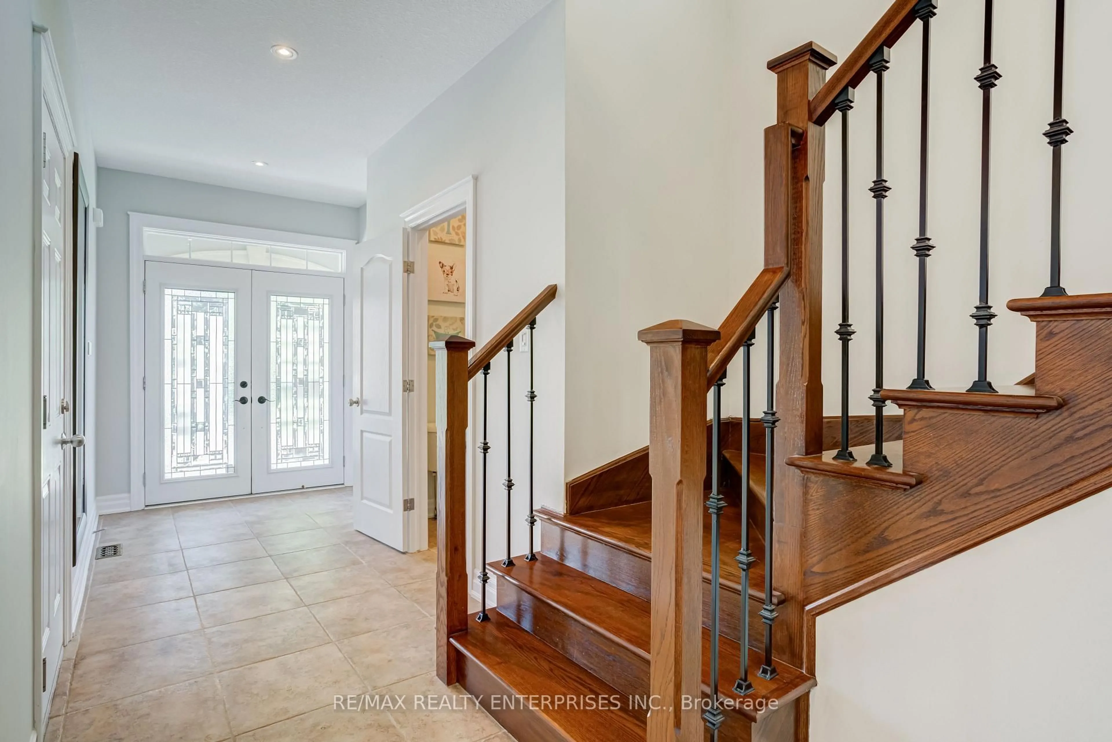 Indoor entryway for 444 Dicenzo Dr, Hamilton Ontario L9B 0B3