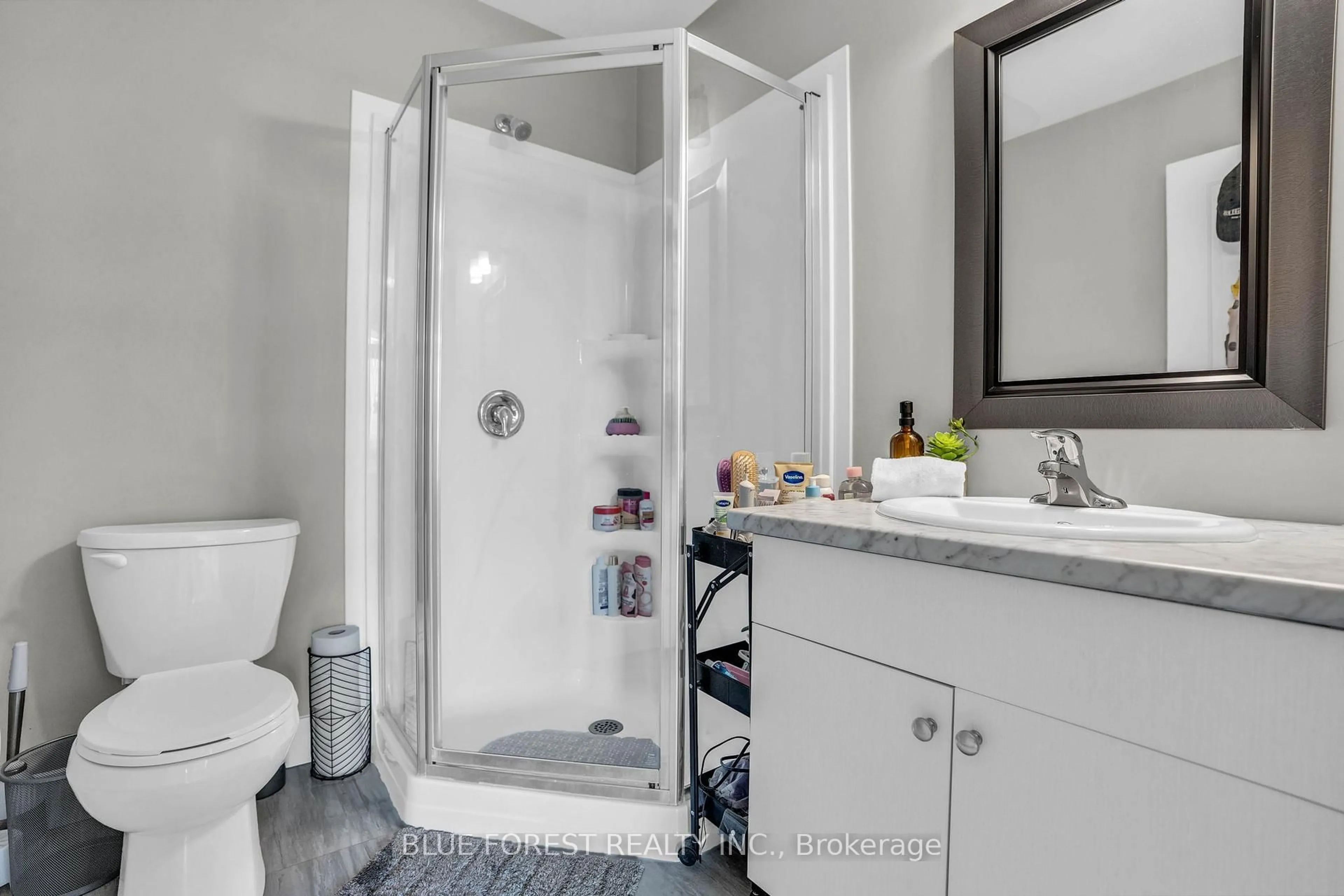 Standard bathroom, ceramic/tile floor for 2070 Meadowgate Blvd #4, London South Ontario N6M 0H5