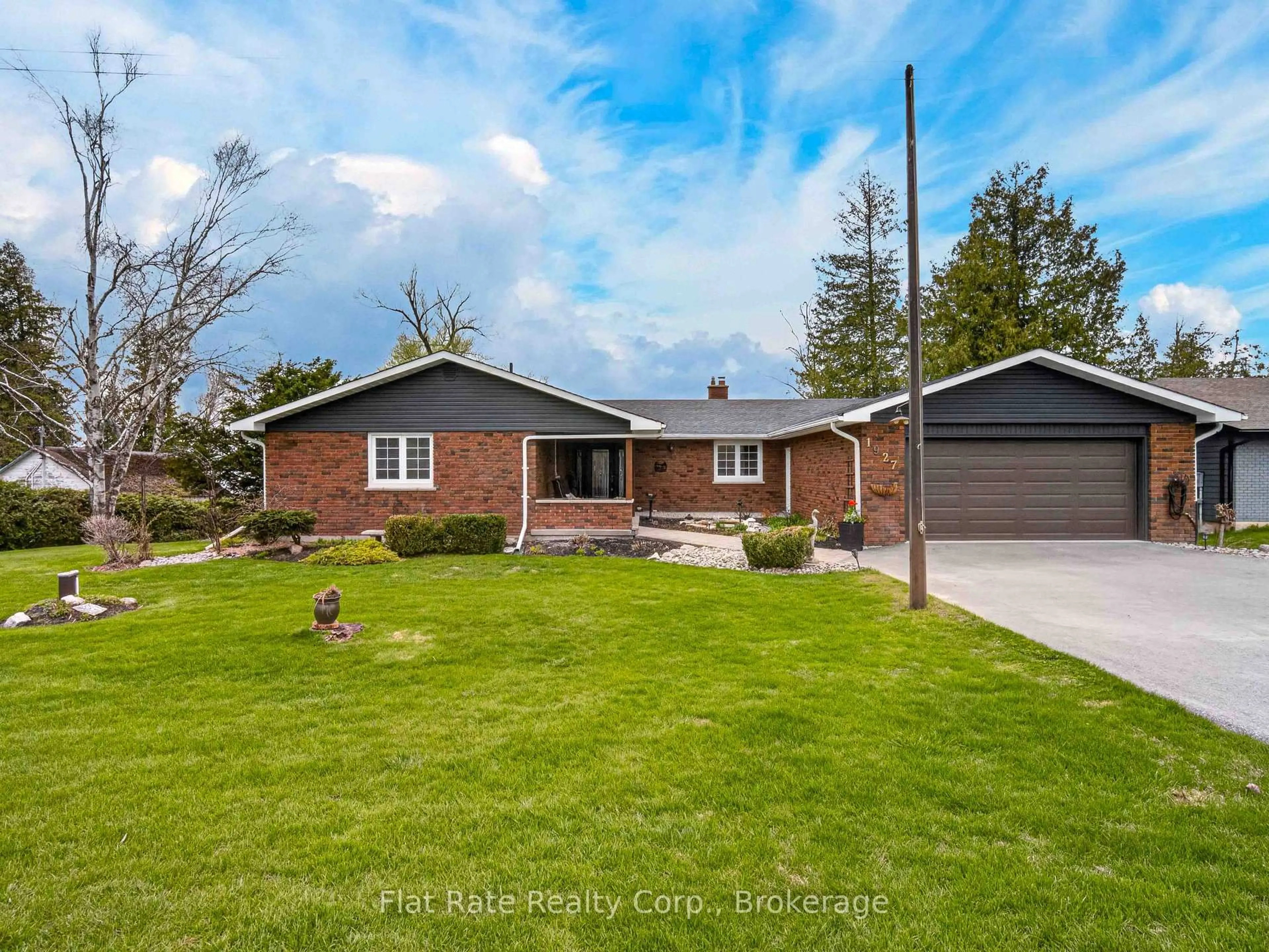 Home with brick exterior material, street for 1927 Pinehurst Ave, Selwyn Ontario K0L 2H0