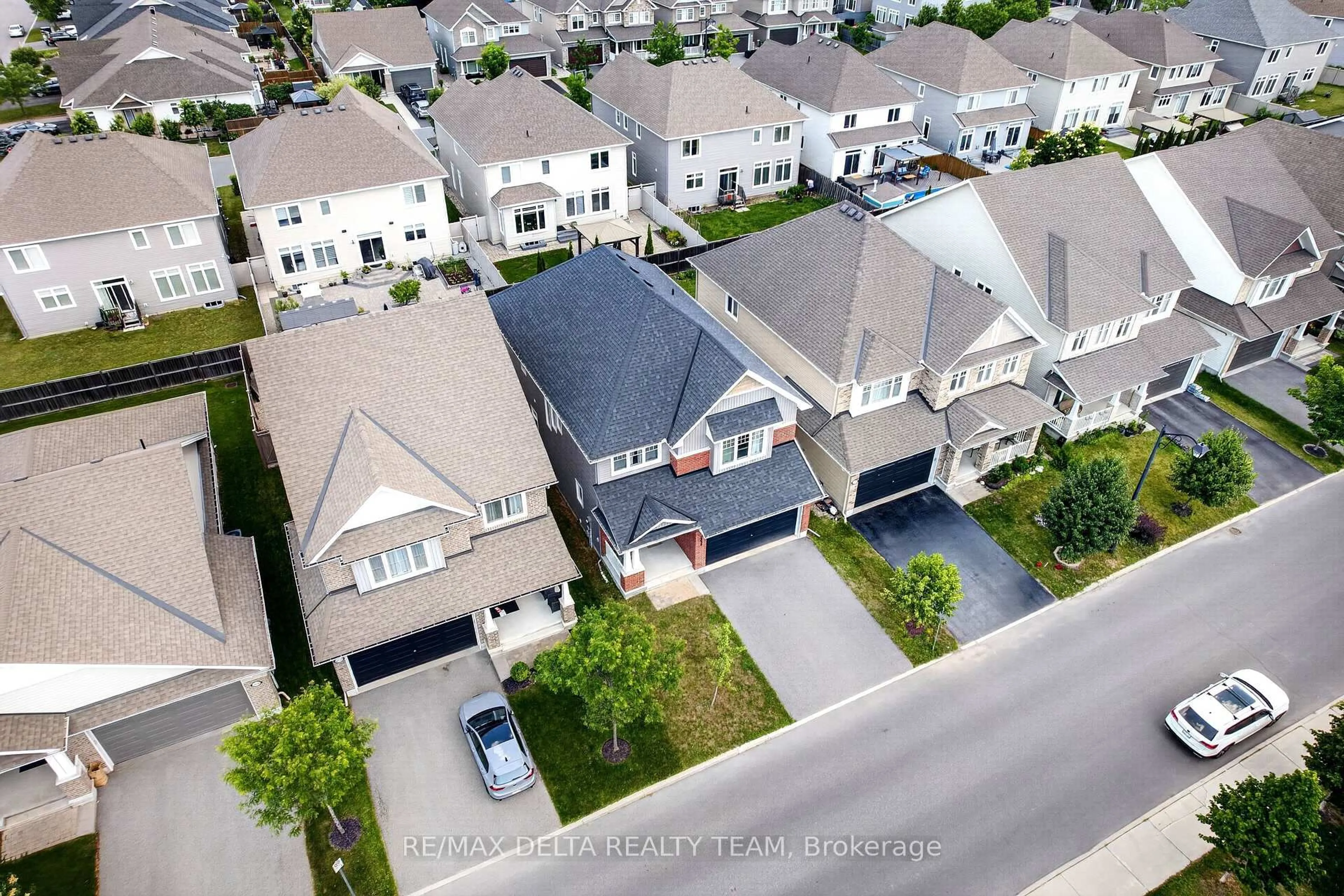 A pic from outside/outdoor area/front of a property/back of a property/a pic from drone, street for 2834 Grand Canal St, Ottawa Ontario K2J 6E4