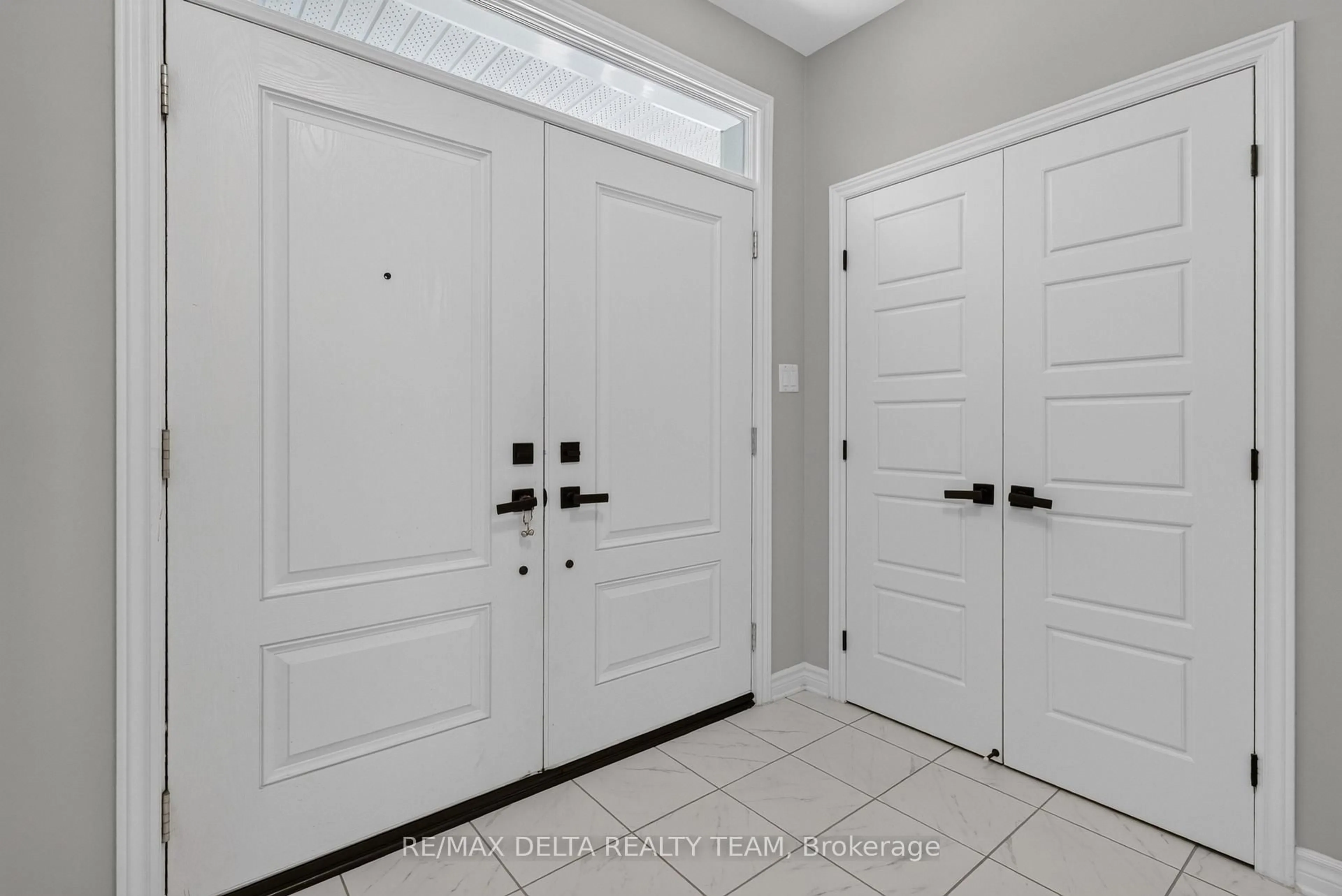 Indoor entryway for 2834 Grand Canal St, Ottawa Ontario K2J 6E4