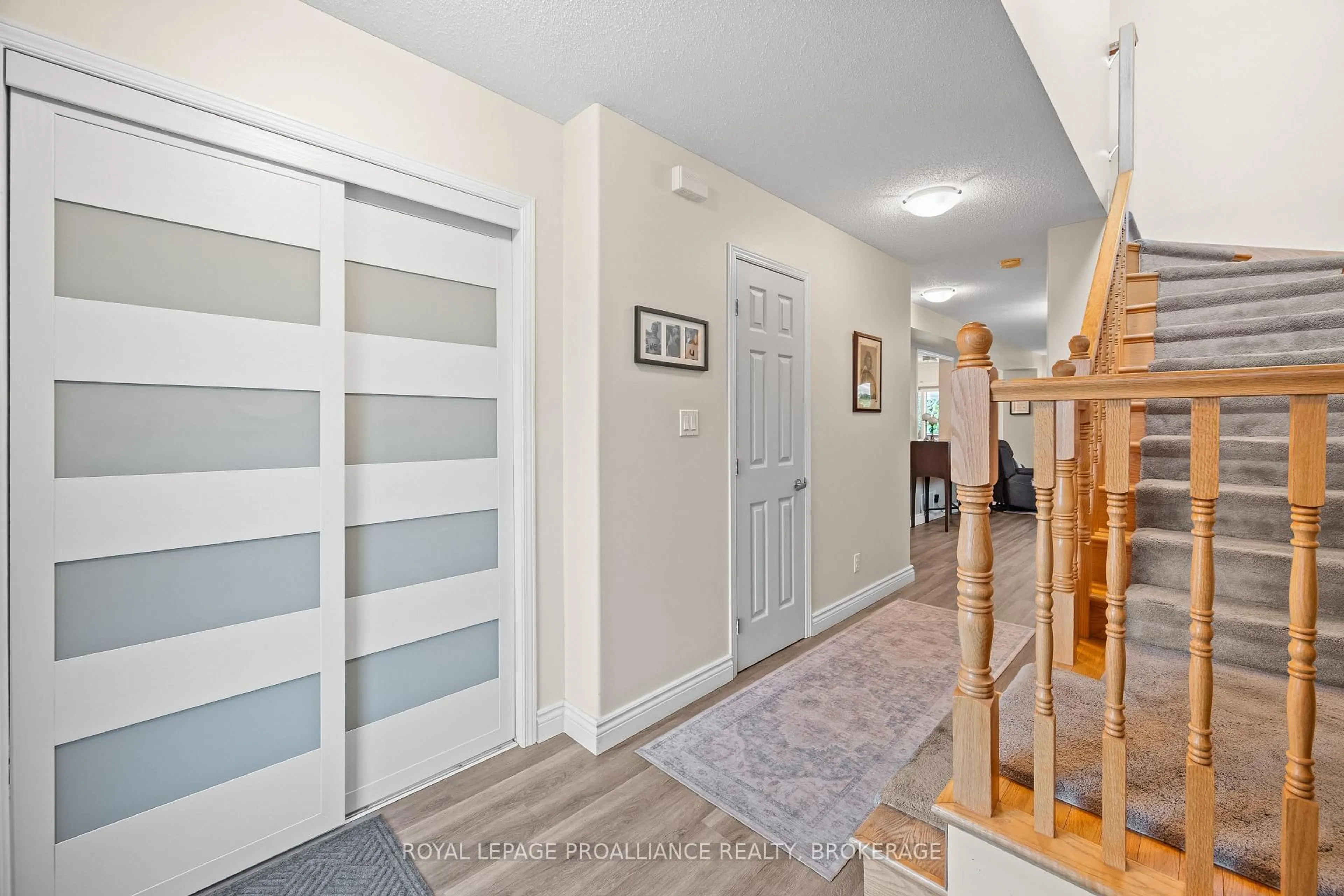 Indoor entryway for 954 Rainbow Cres, Kingston Ontario K7K 7J2