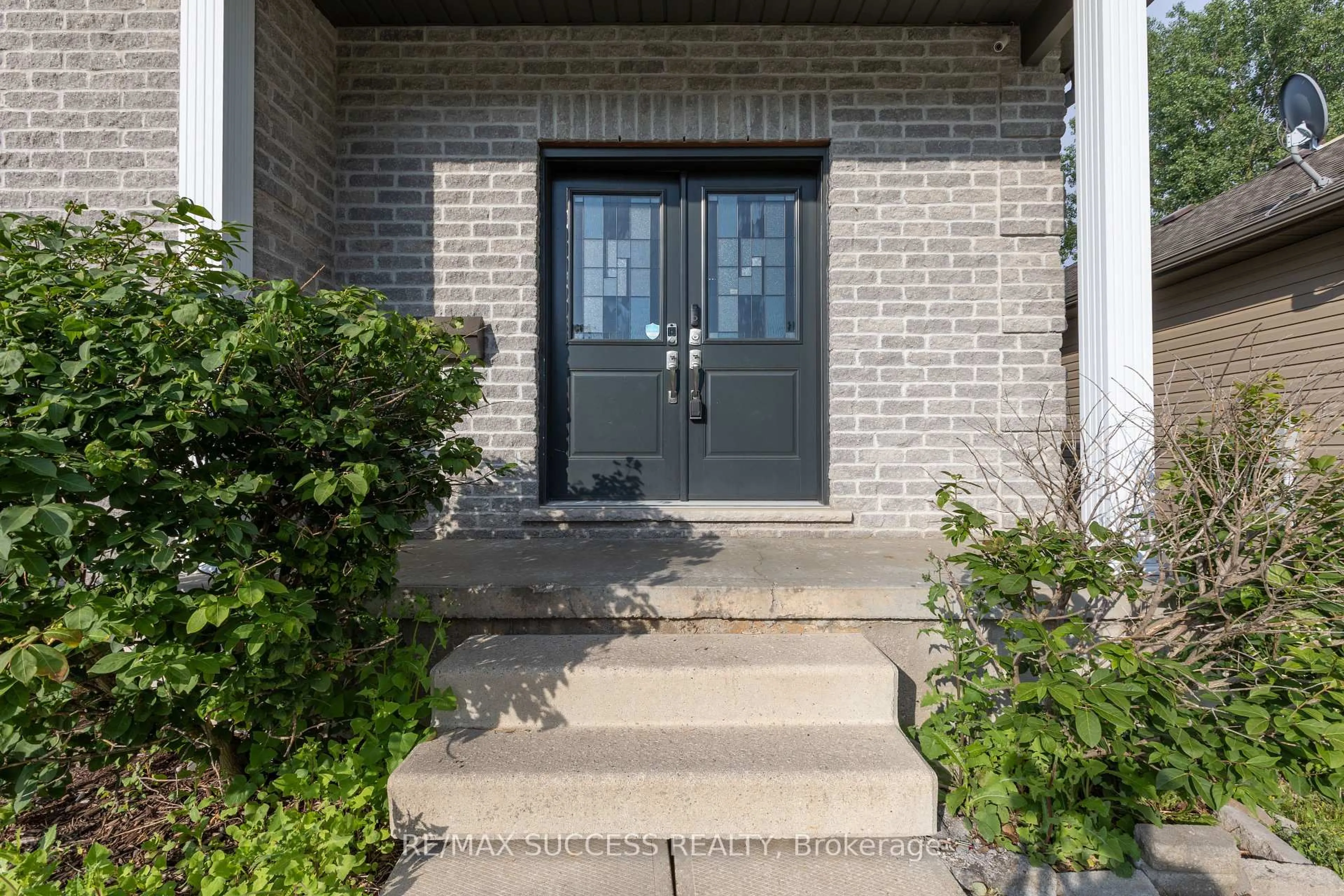 Indoor entryway for 11 Henderson Crt, Ingersoll Ontario N5C 0A1