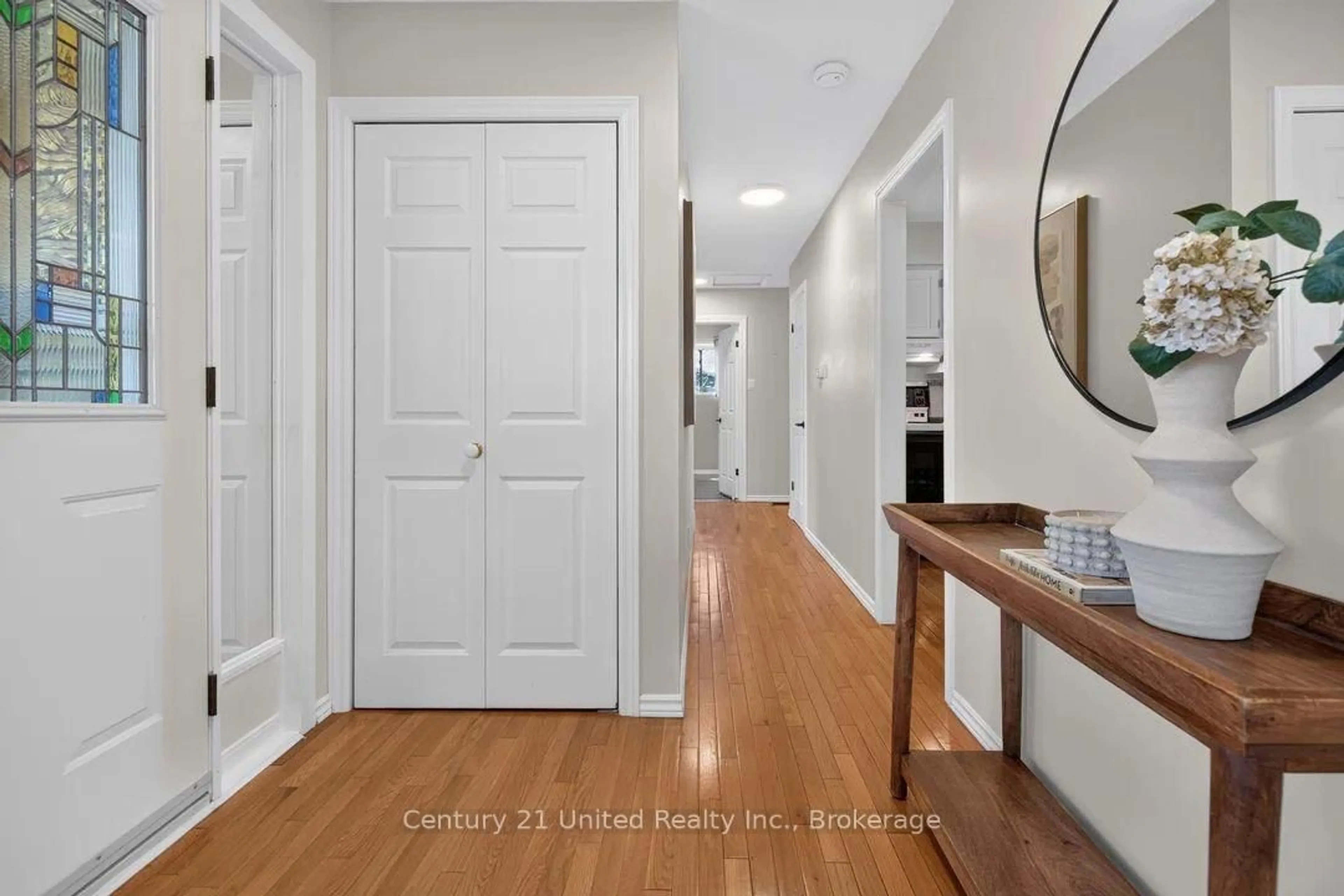 Indoor entryway for 622 Brick Rd, Selwyn Ontario K0L 1T0