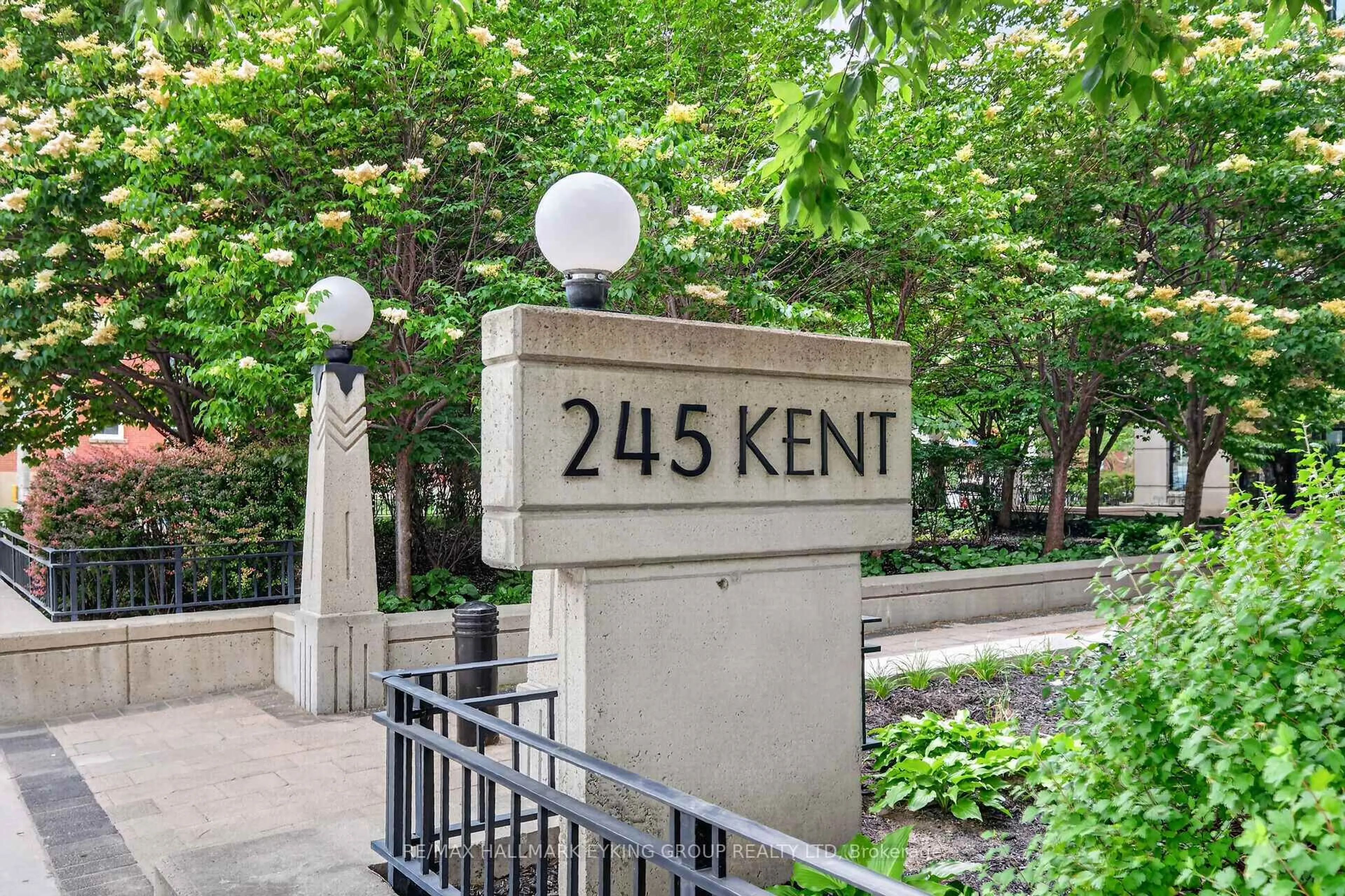 Unknown for 245 Kent St #301, Ottawa Ontario K2P 0A5