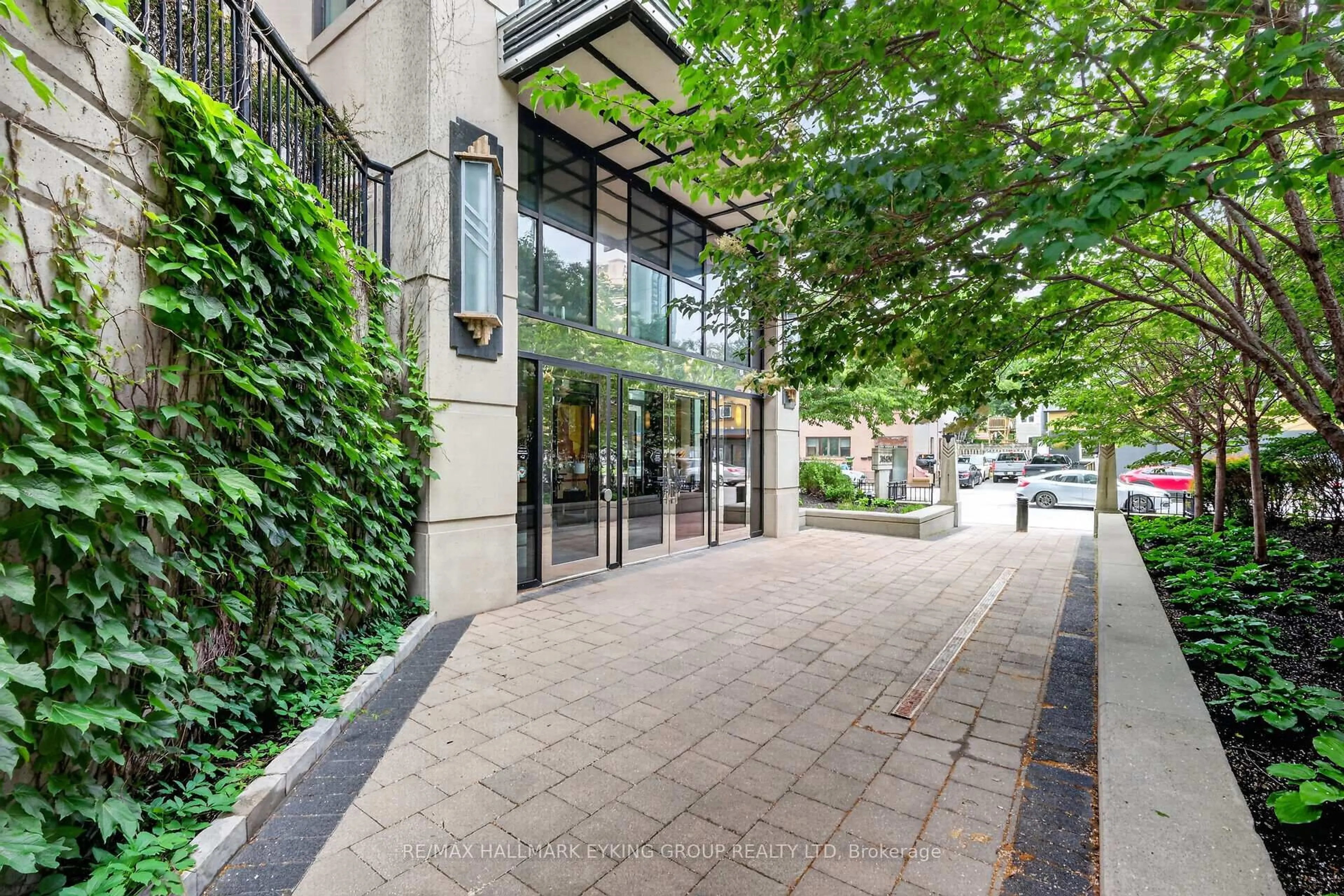 Patio, street for 245 Kent St #301, Ottawa Ontario K2P 0A5