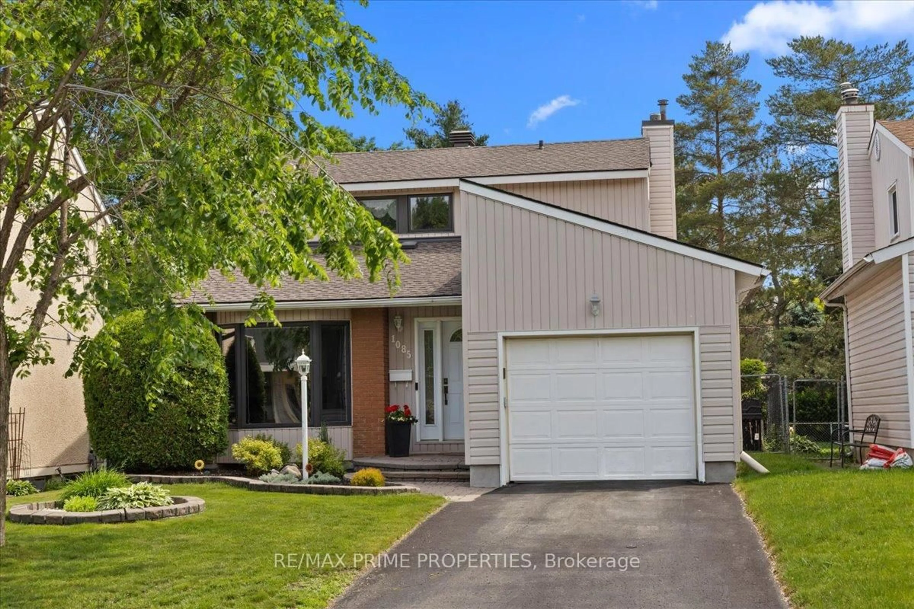 Home with vinyl exterior material, street for 1085 Chateau Cres, Ottawa Ontario K1C 2C9