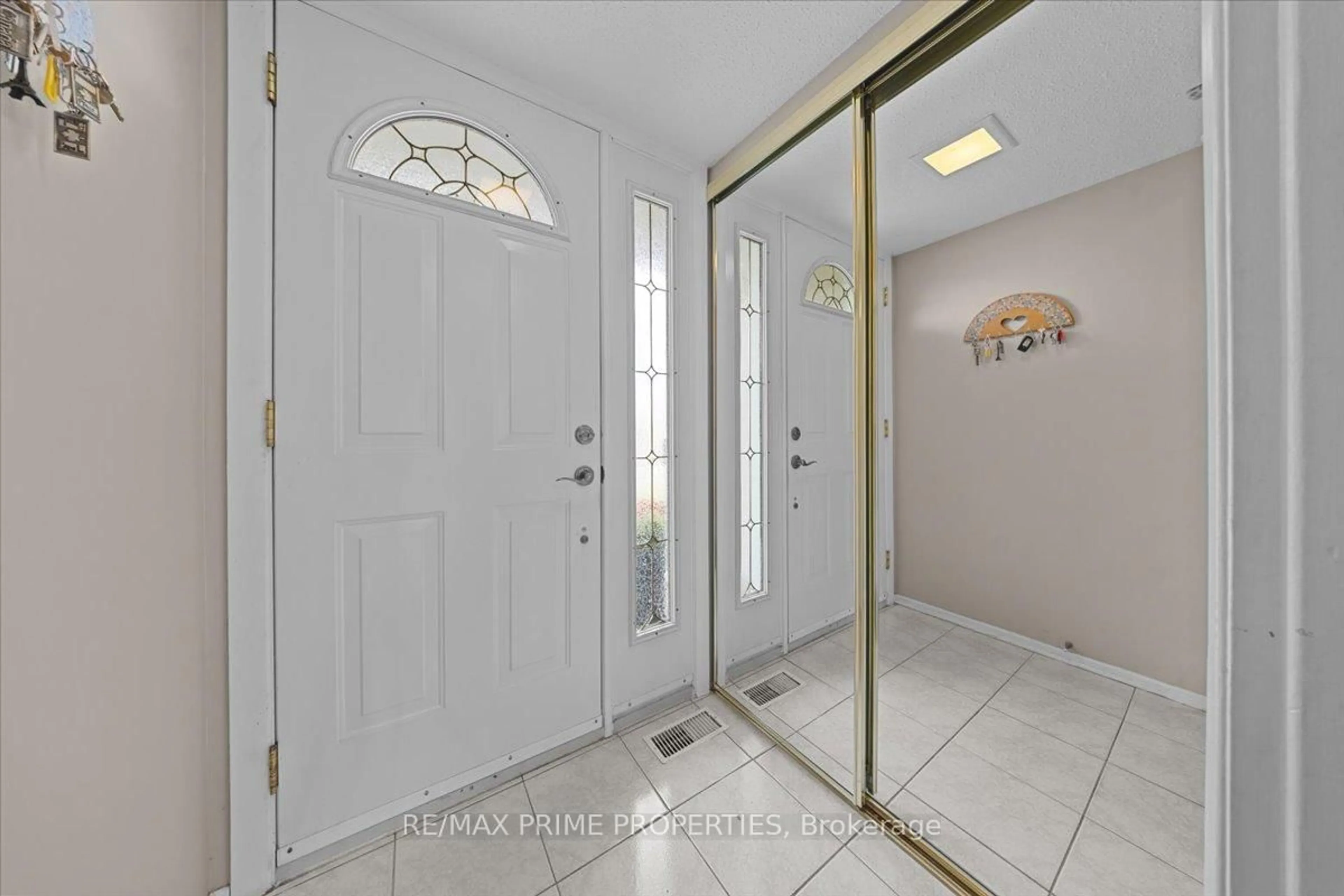 Indoor entryway for 1085 Chateau Cres, Ottawa Ontario K1C 2C9