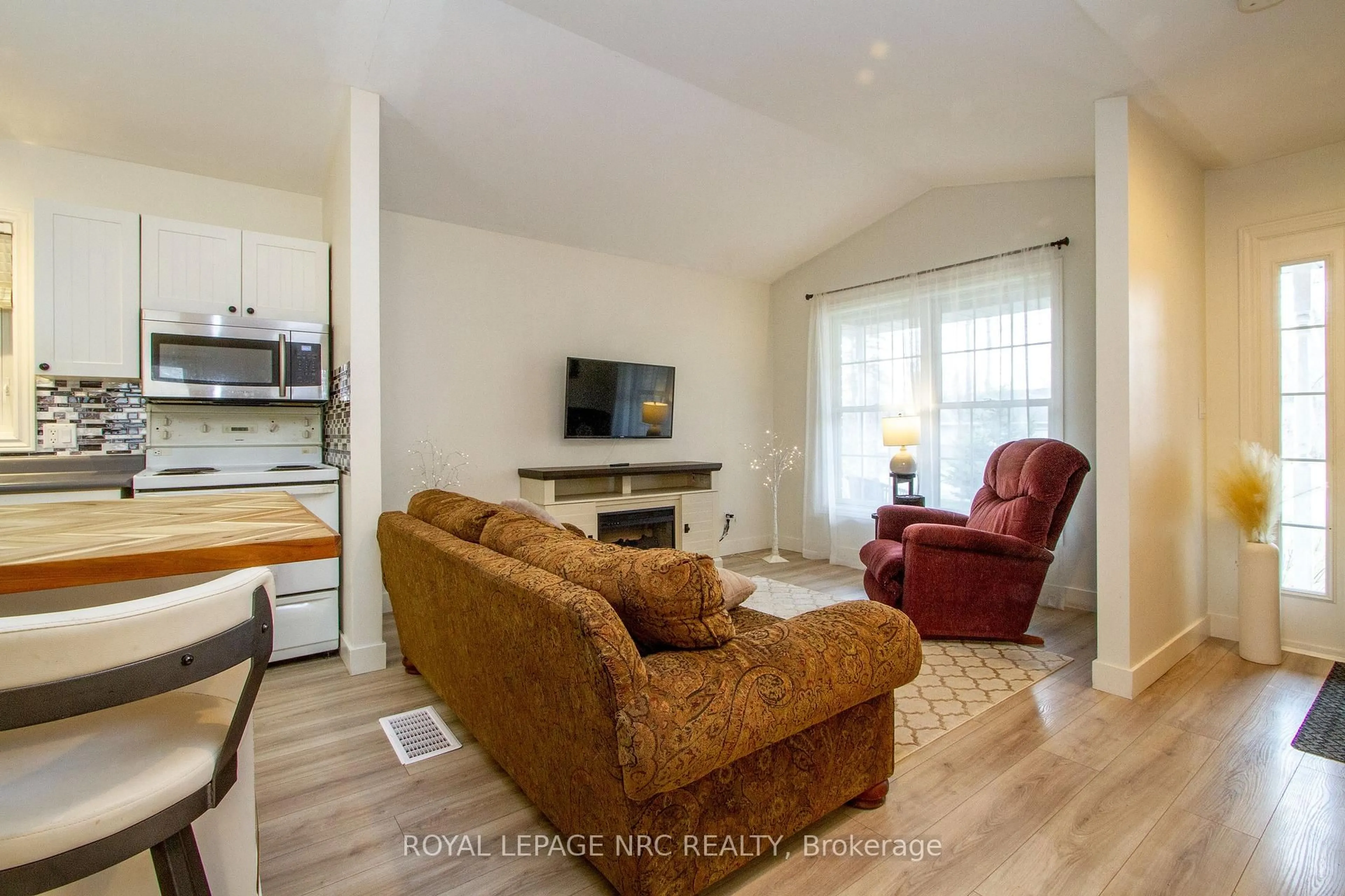 Living room with furniture, unknown for 3270 Poplar Ave, Fort Erie Ontario L0S 1N0