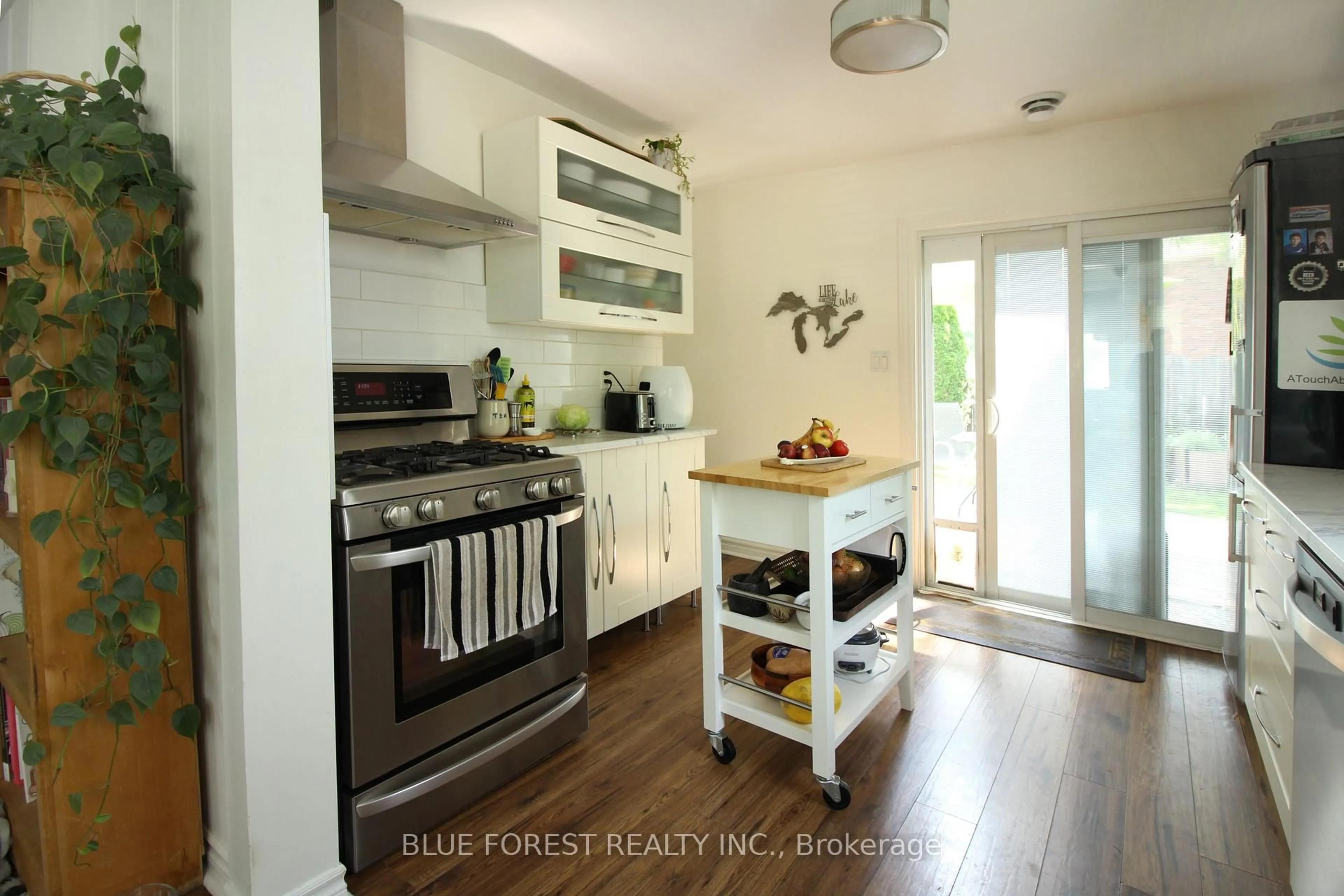 Contemporary kitchen, unknown for 2008 Olive St, Sarnia Ontario N0N 1C0