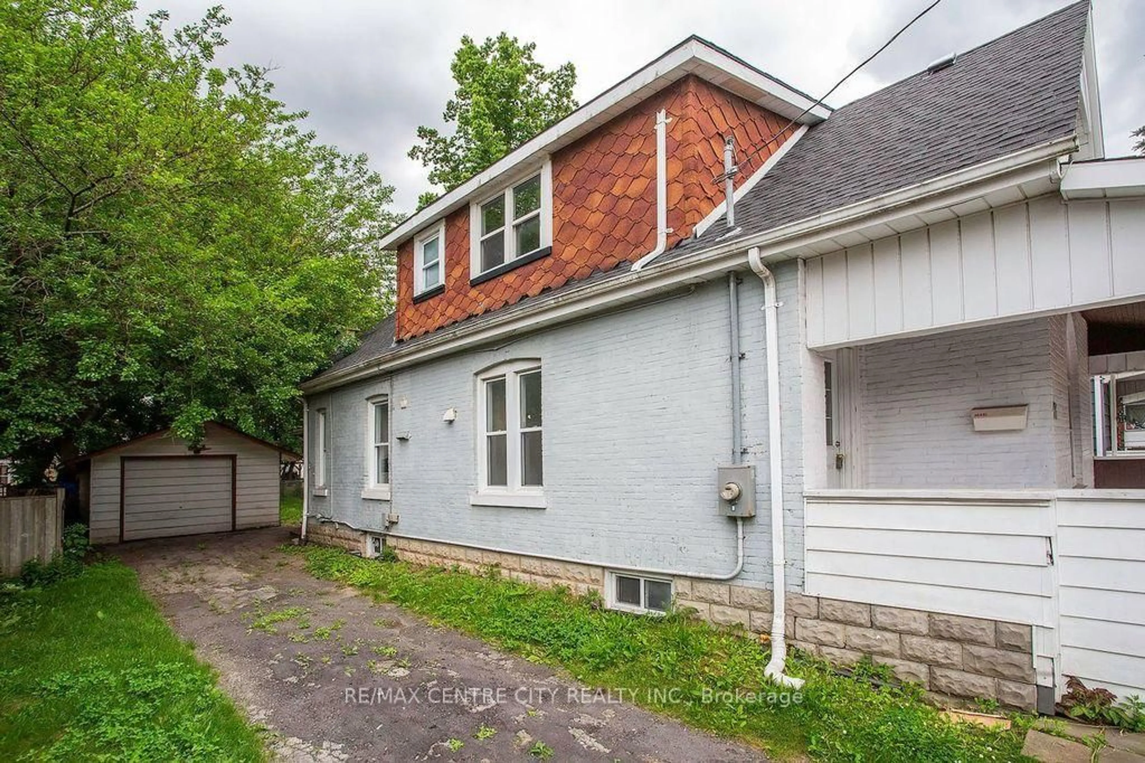 A pic from outside/outdoor area/front of a property/back of a property/a pic from drone, street for 66 Adelaide St, London South Ontario N5Z 3K4