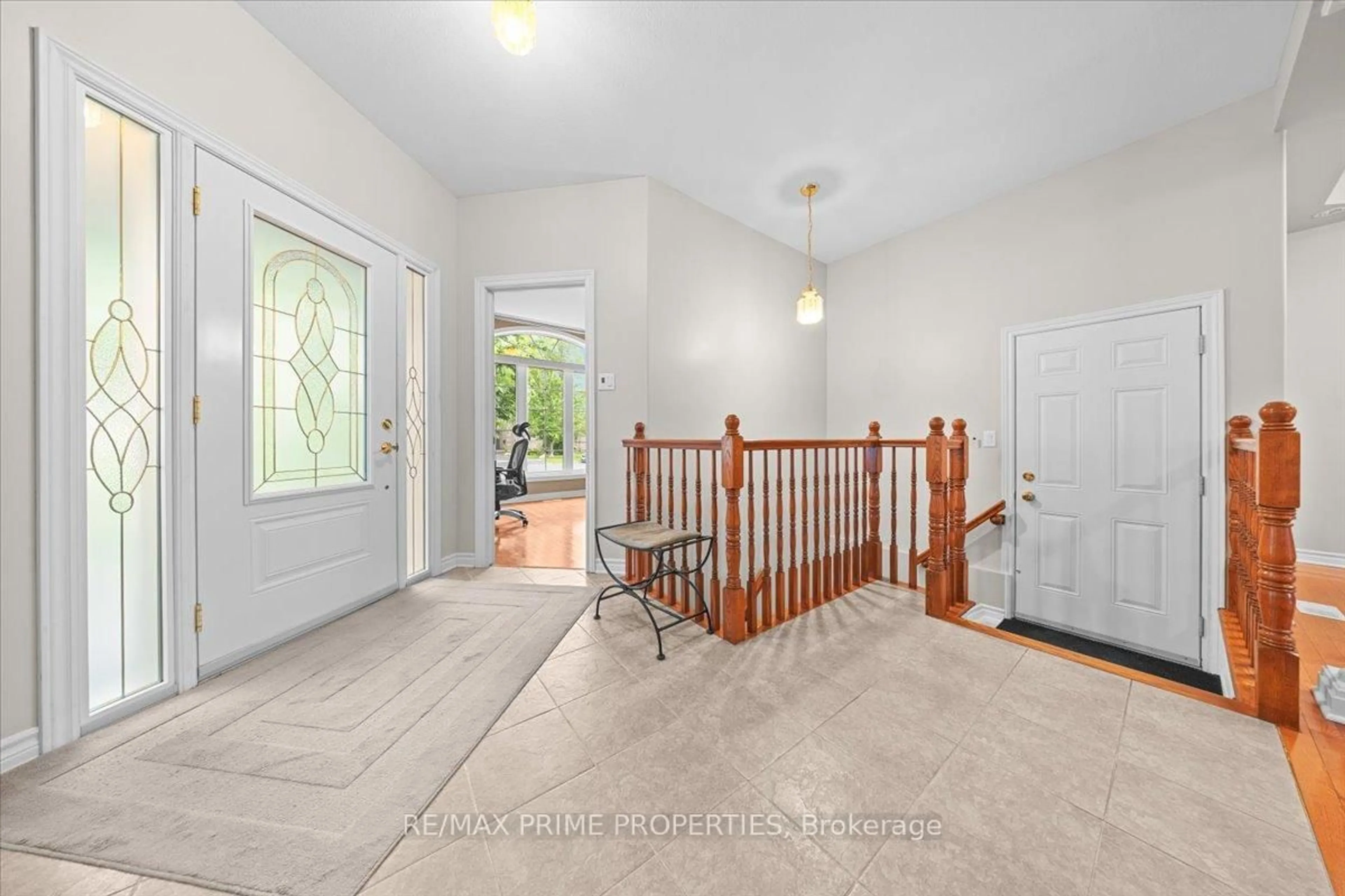 Indoor entryway for 1863 Springridge Dr, Ottawa Ontario K4A 4R1