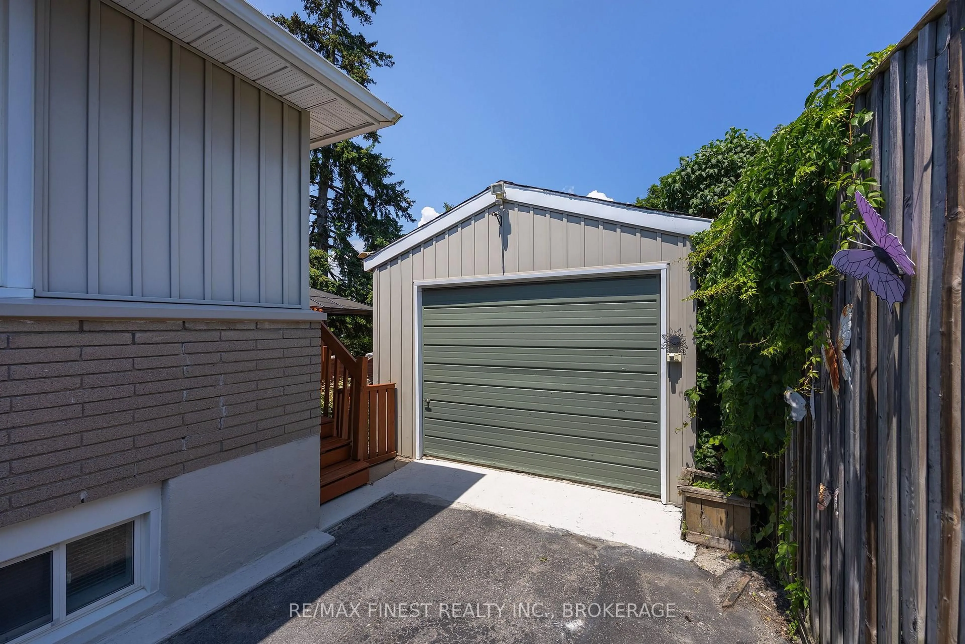 Indoor garage for 371 Old Quarry Rd, Kingston Ontario K7M 3L2