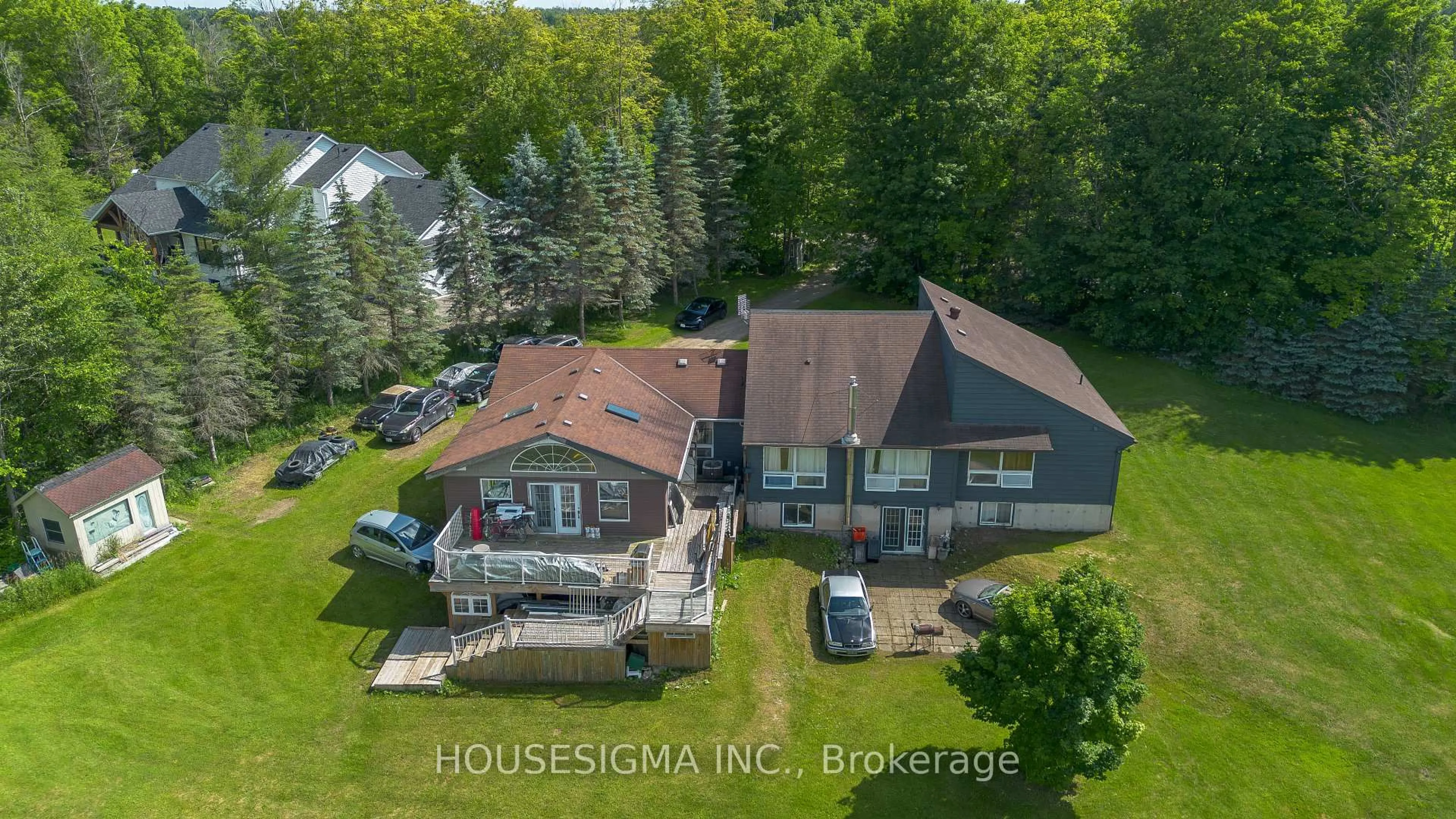 A pic from outside/outdoor area/front of a property/back of a property/a pic from drone, building for 5647 First Line, Erin Ontario L0N 1N0