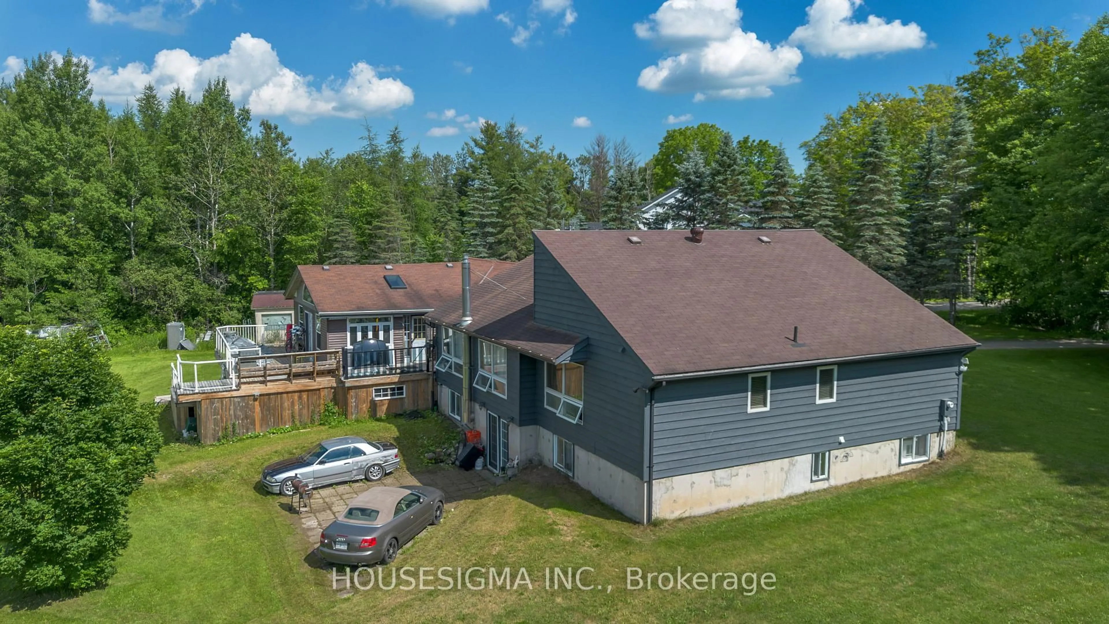 A pic from outside/outdoor area/front of a property/back of a property/a pic from drone, building for 5647 First Line, Erin Ontario L0N 1N0