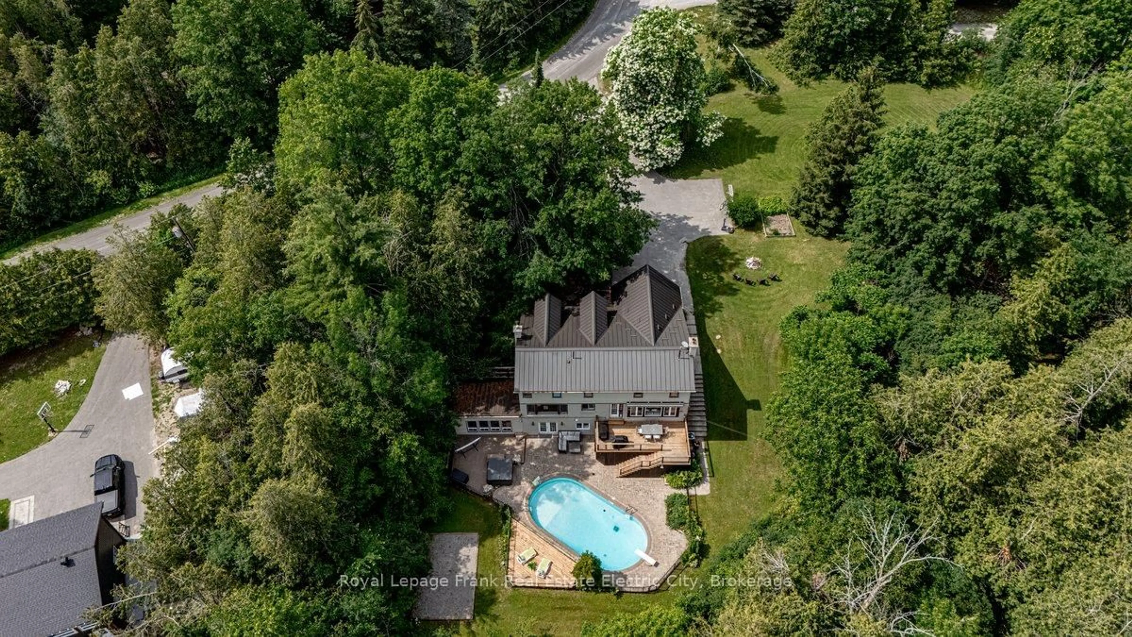 A pic from outside/outdoor area/front of a property/back of a property/a pic from drone, unknown for 489 Franklin Dr, Selwyn Ontario K9J 6X3