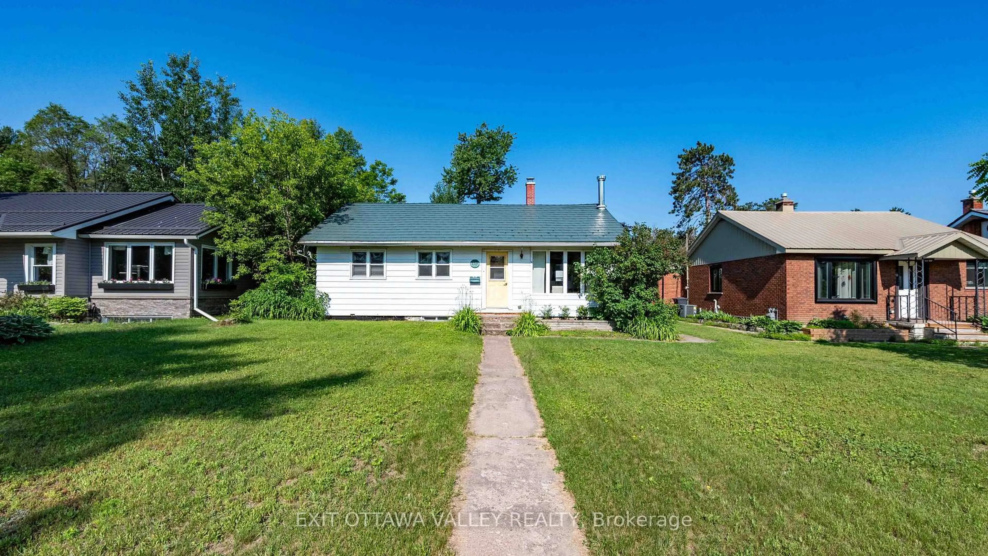 A pic from outside/outdoor area/front of a property/back of a property/a pic from drone, street for 41 Huron St, Deep River Ontario K0J 1P0