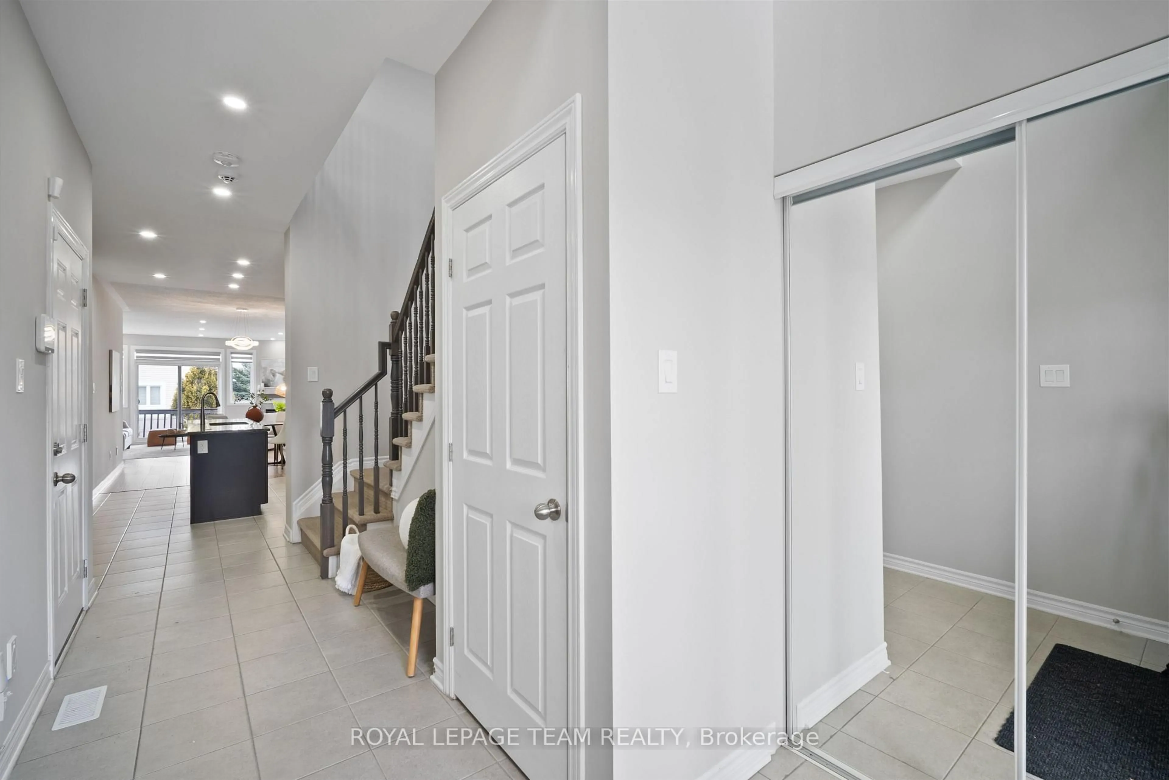 Indoor entryway for 10 Kinetic Way, Ottawa Ontario K2J 0C9