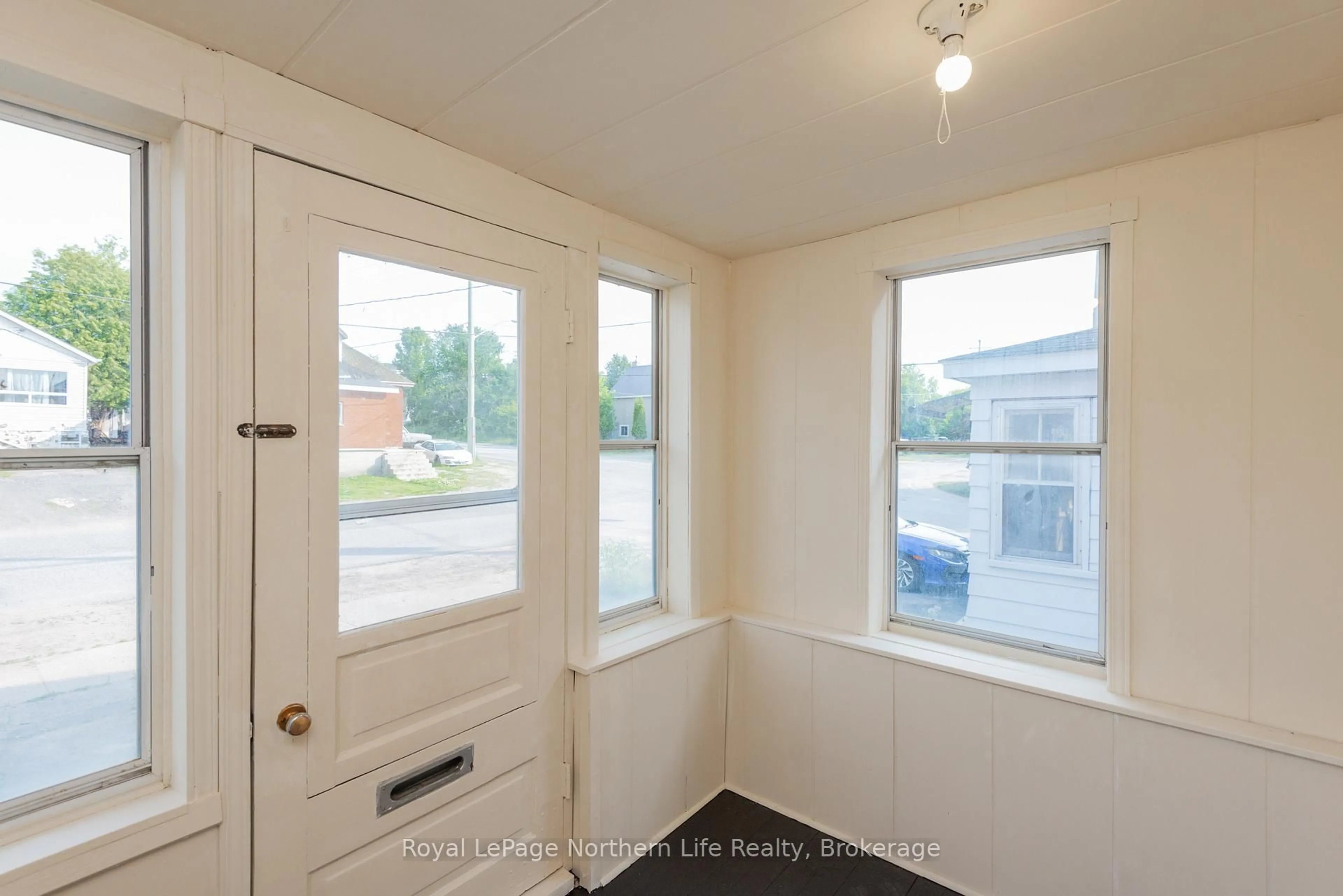 Indoor entryway for 518 Metcalfe St, North Bay Ontario P1B 2P8