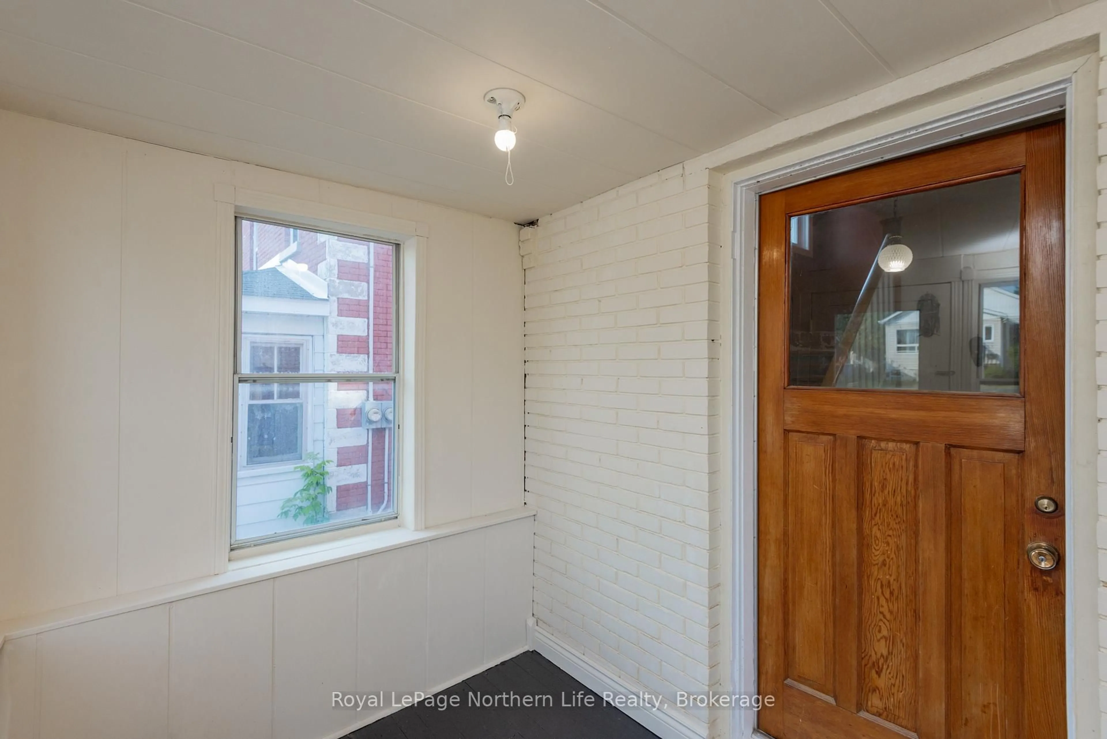 Indoor entryway for 518 Metcalfe St, North Bay Ontario P1B 2P8