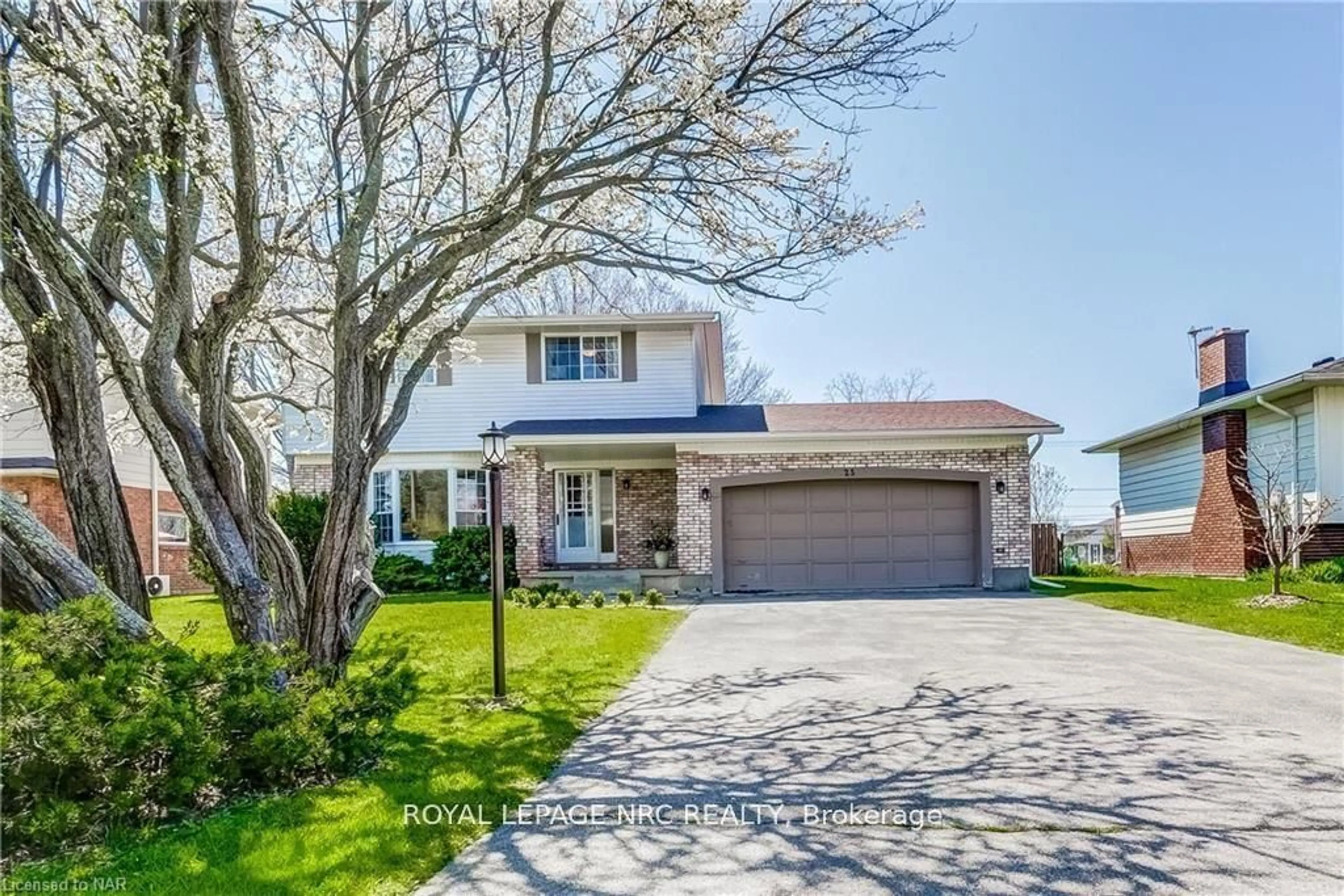 Home with vinyl exterior material, street for 25 St George Crt, Fort Erie Ontario L0S 1B0